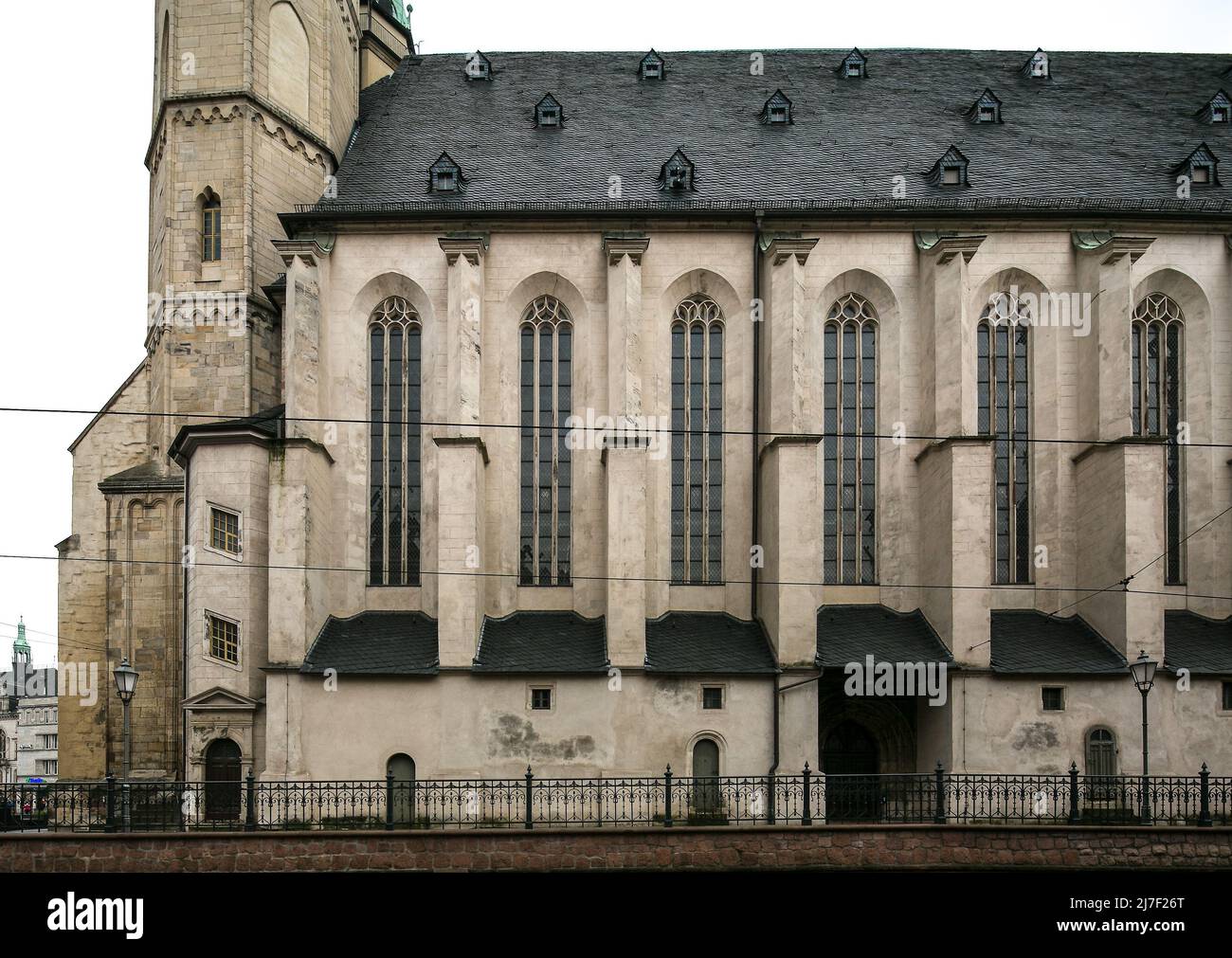 Halle S  Marktkirche 3129  östlicher Teil der Nordseite mit den Untergeschossen der Hausmannstürme erbaut 13 und 16 Jh Stock Photo