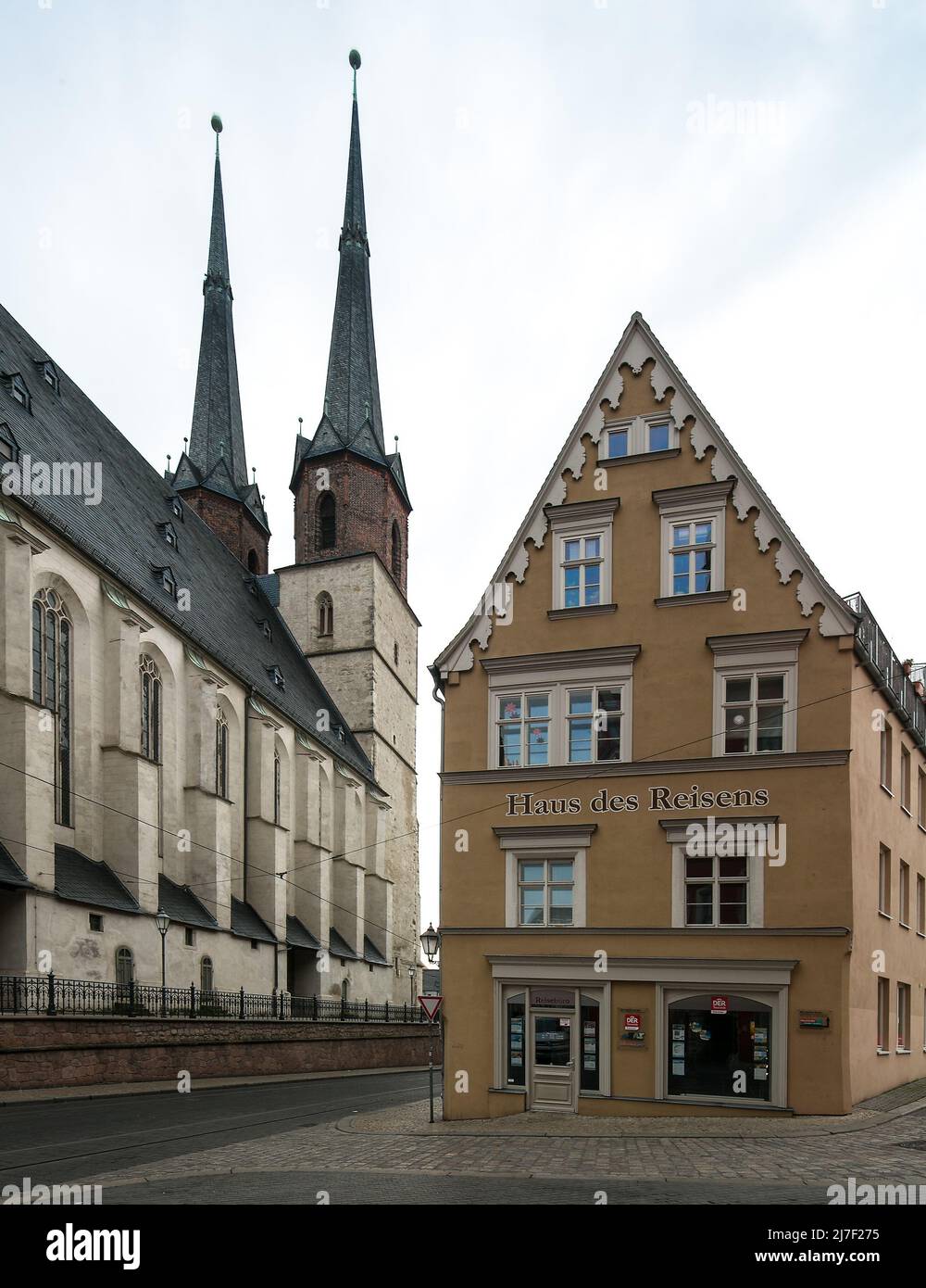 Halle S  Marktkirche  3128  westlicher Teil der Nordseite von Nordosten mit den Blauen Türmen erbaut 15-17 Jh rechts Haus Talamtstraße 9 erbaut 16 Jh Stock Photo