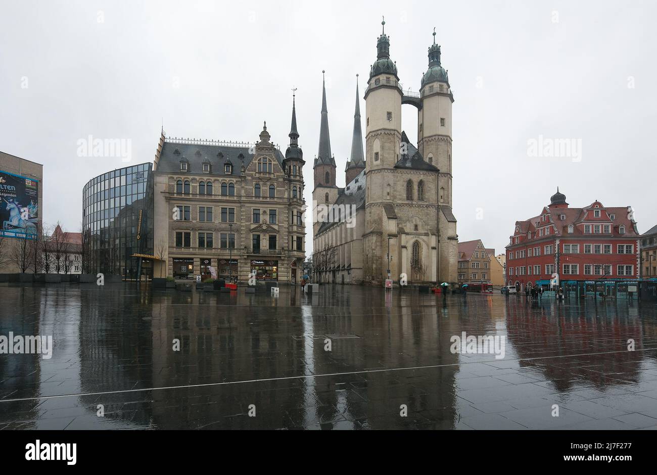 Halle S  Marktplatz 3493 Blick n W in der Mitte die Marktkirche Hauptbauzeit 16 Jh rechts das sog Marktschlößchen patrizischer Stadtpalast erb Ende 16 Stock Photo