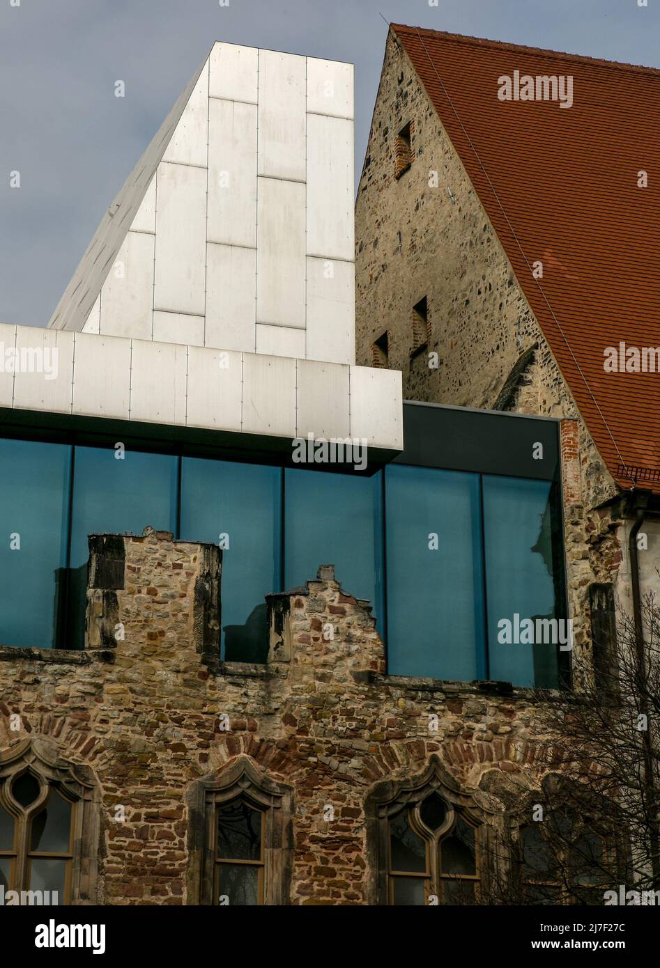 Halle S  Moritzburg  4716  erbaut 1484-1503 rechts Burgkapelle Westgiebel links Nordflügel im oberen Teil ruinös darauf 2008 neues Obergeschoß und Dac Stock Photo