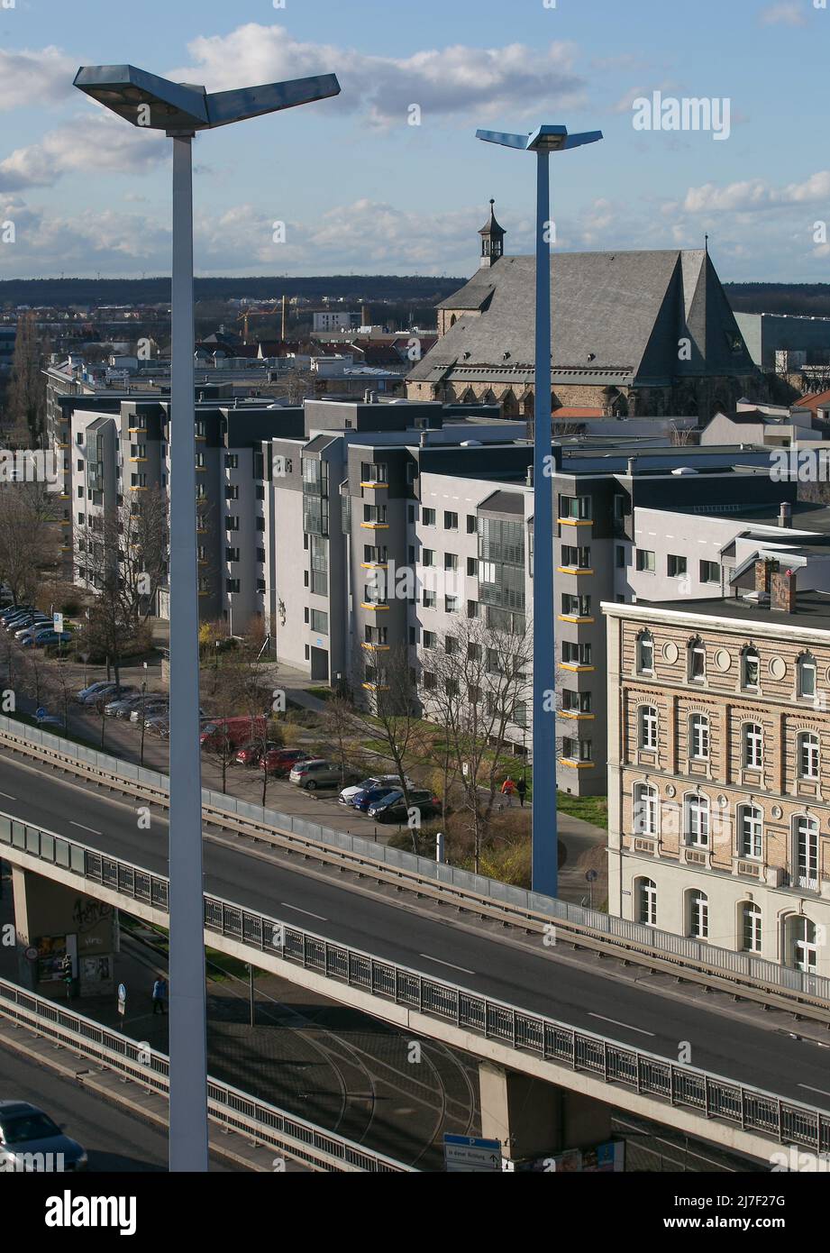 Halle S  Moritzkirche  4459  erbaut 14-15 Jh Fernblick vom Altan der Franckeschen Stiftungen unten Hochstraße (B 80) nach Halle-Neustadt diese und die Stock Photo