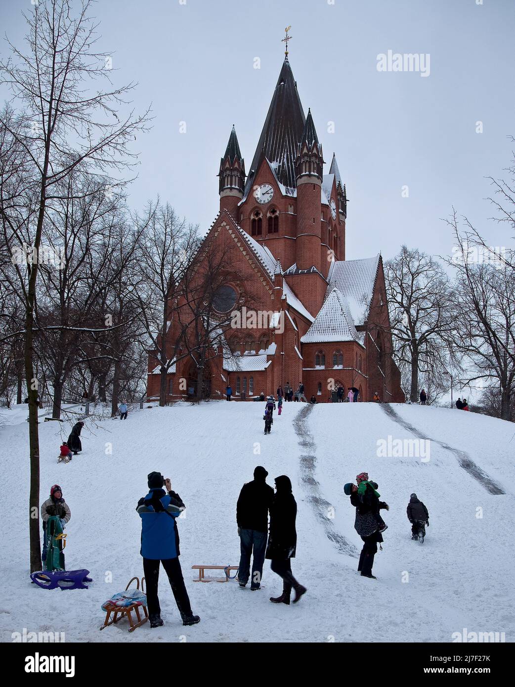 Halle S  Pauluskirche 7-2-2-2 erbaut 1900-03 von Richard Schultze u a eingeweiht von Kaiserin Auguste Viktoria Winterbild mit Personen im Vordergrund Stock Photo