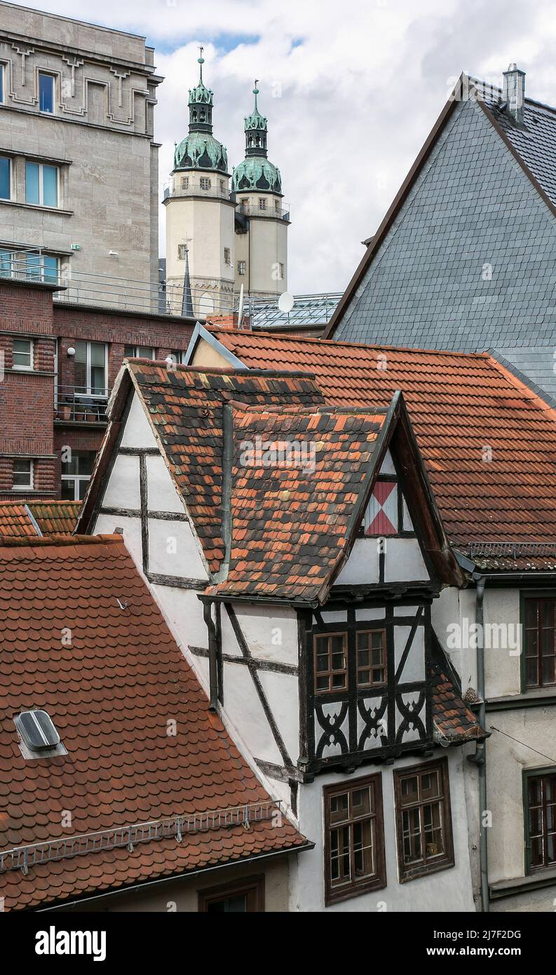 Halle S  Schmeerstraße 25  4348 Fachwerkhaus  erbaut 16-17 Jh überragt von den  Hausmannstürmen der Marktkirche Stock Photo