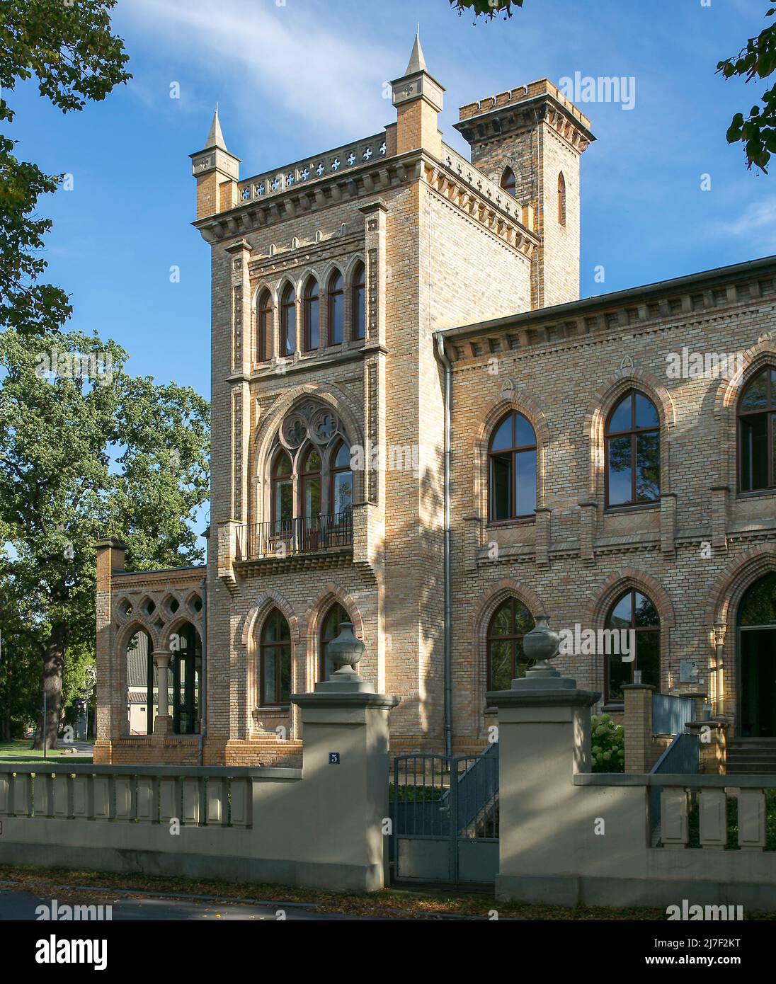 Halle S Riveufer 5 gotisierende Turmvilla Ziegelbau vom Anfang der 1860er Jahre 6796 Einfriedung 20 Jh Stock Photo