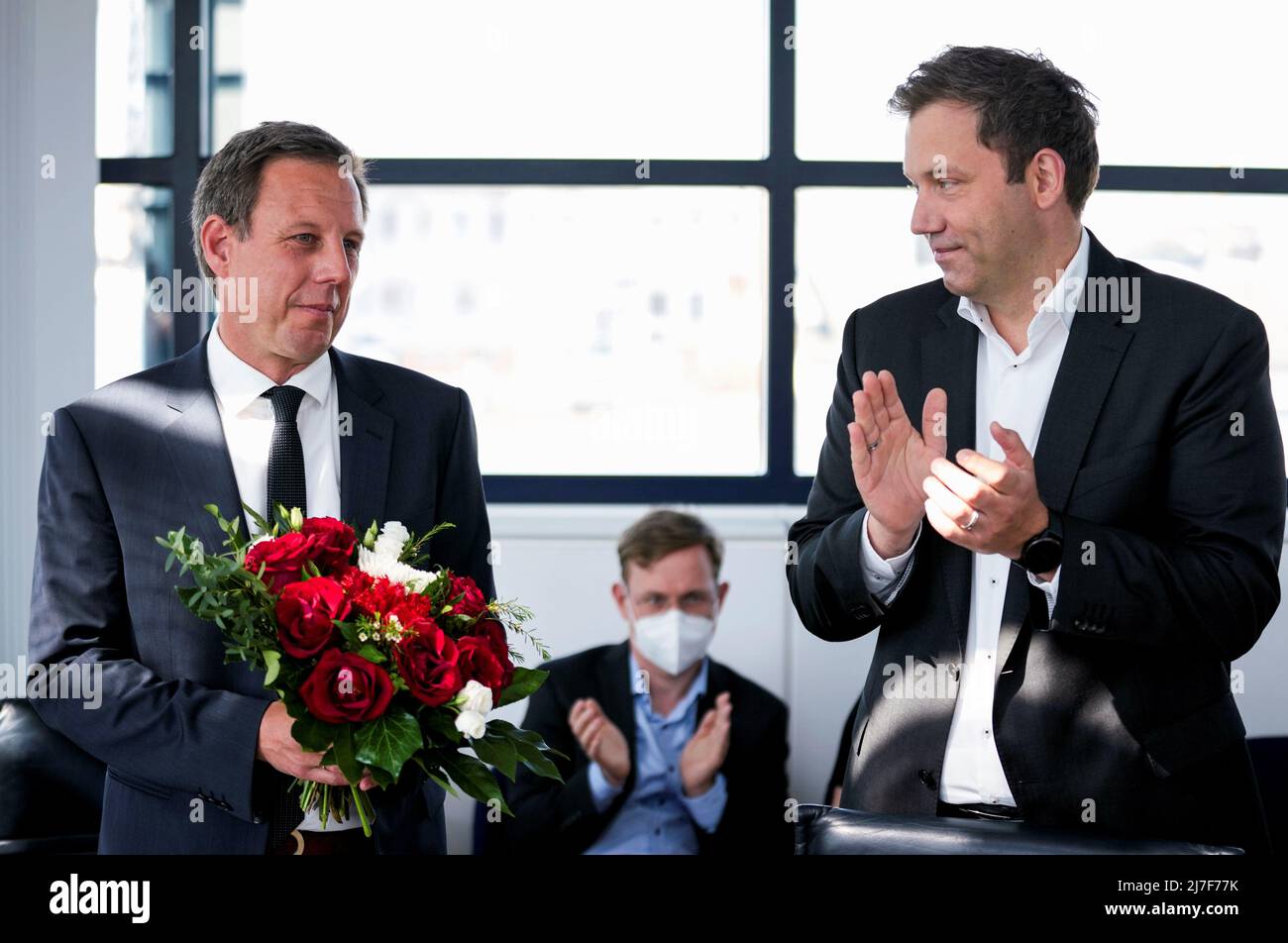Top candidate of the German Social Democratic Party, Thomas Losse-Mueller receives a bunch of flowers from party co-chairman Lars Klingbeil, prior to a party's executive committee meeting at the party's headquarters, in Berlin, Germany, May 9, 2022. Michael Sohn/Pool via REUTERS Stock Photo