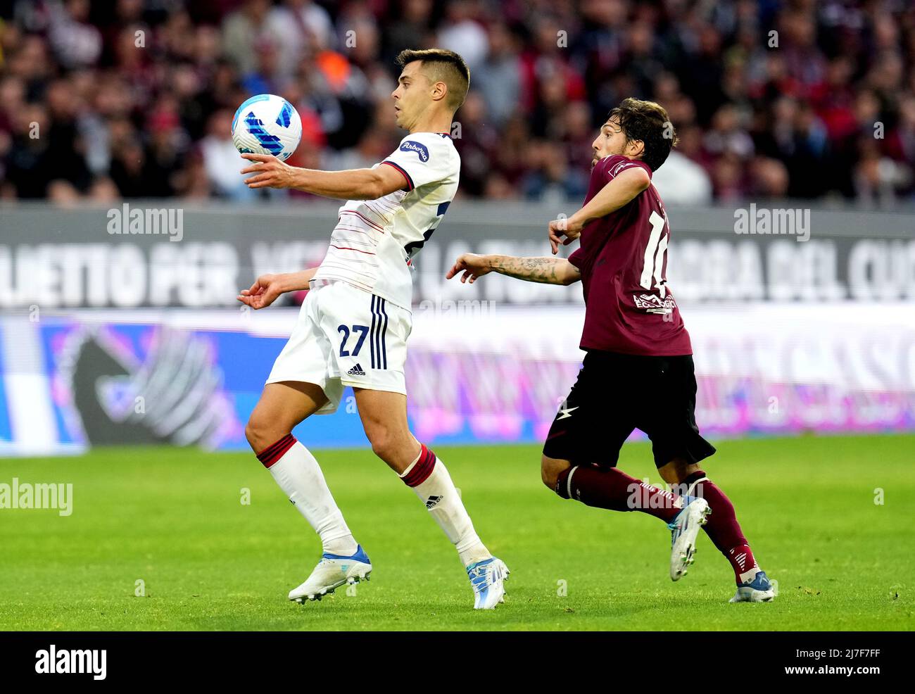 SALERNO, ITALY - MAY 08: Alberto Grassi of Cagliari Calcio competes for the ball with Simone Verdi of US Salernitana ,during the Serie A match between US Salernitana and Cagliari Calcio at Stadio Arechi on May 8, 2022 in Salerno, Italy. (Photo by MB Media ) Stock Photo