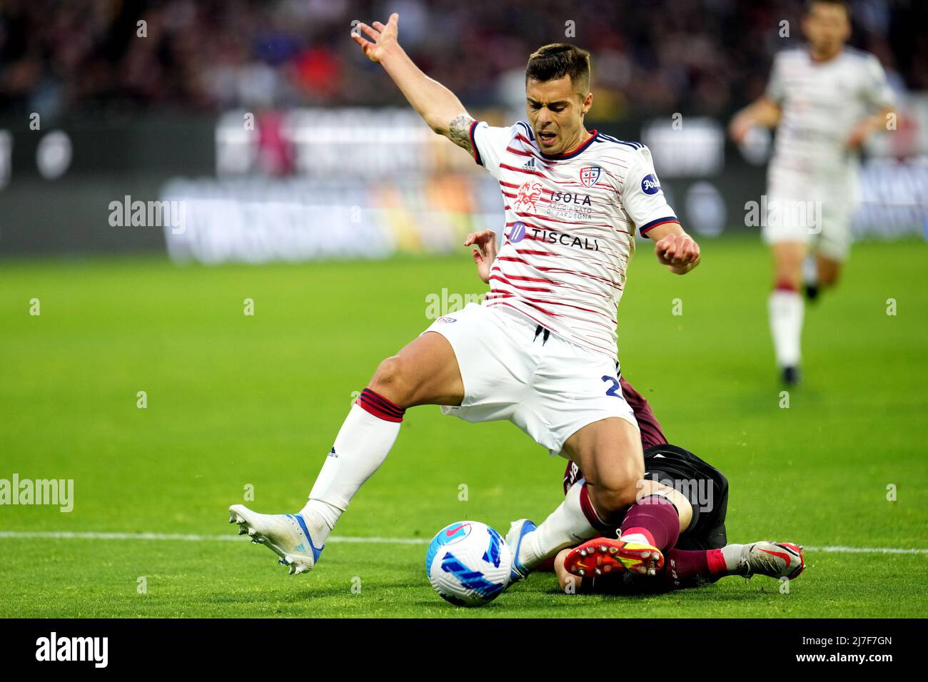 SALERNO, ITALY - MAY 08: Alberto Grassi of Cagliari Calcio competes for the ball with Federico Bonazzoli of US Salernitana ,during the Serie A match between US Salernitana and Cagliari Calcio at Stadio Arechi on May 8, 2022 in Salerno, Italy. (Photo by MB Media ) Stock Photo