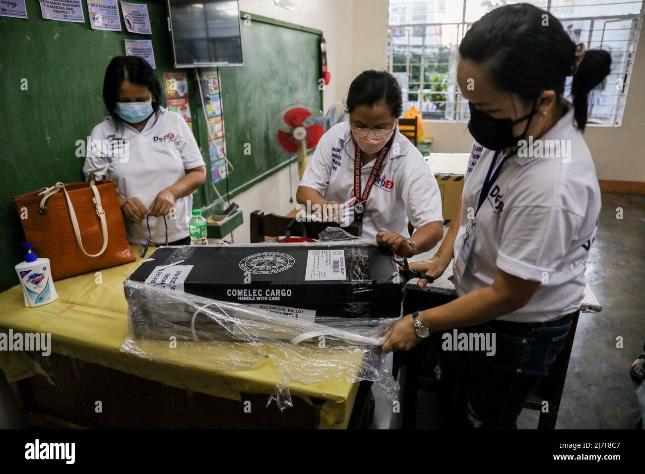 Manila, Philippines. 9th May, 2022. Staff prepare a voting machine ...