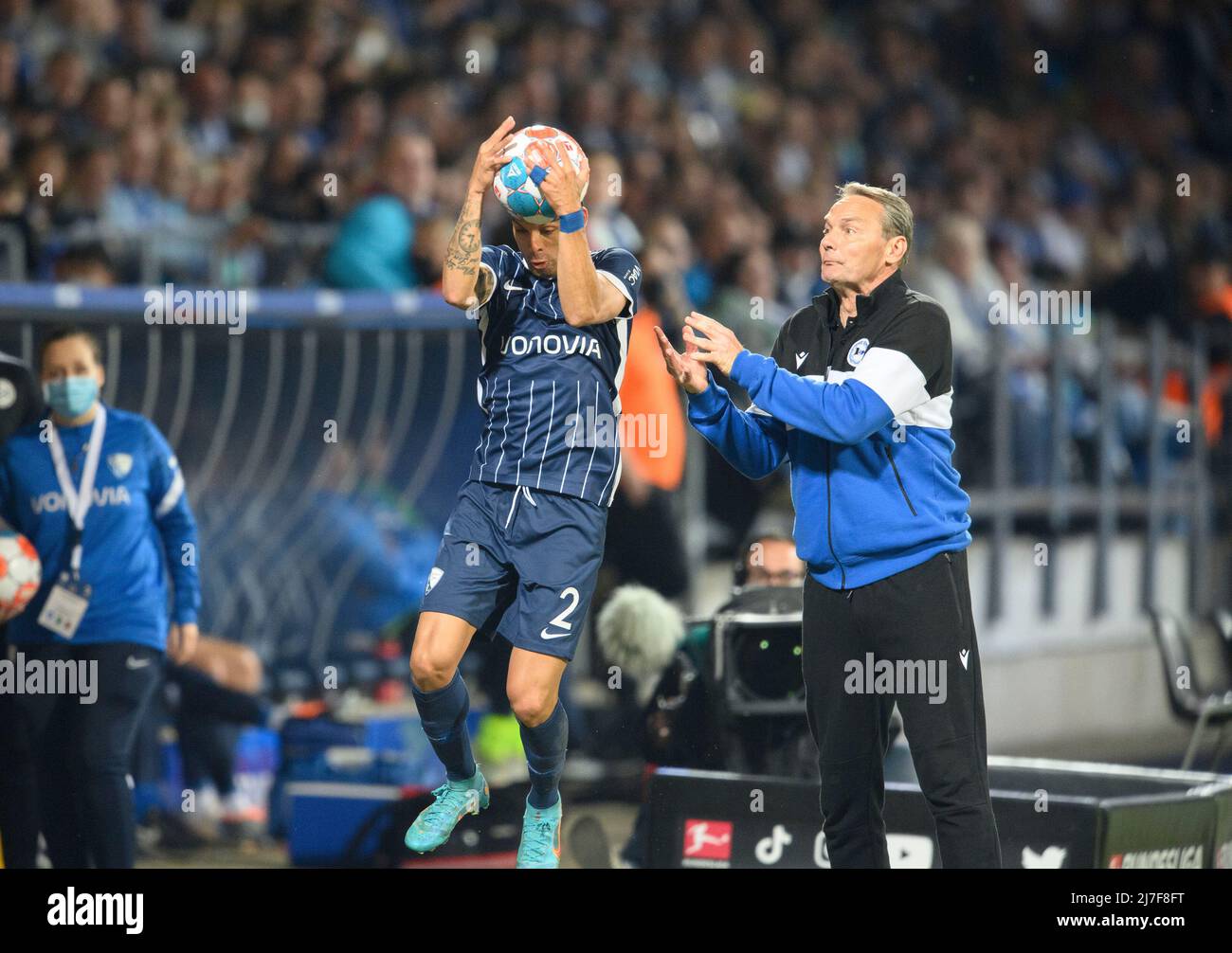 strange situation, coach Marco KOSTMANN (BI) would like to catch a ball but Cristian GAMBOA l. (BO) comes before him Soccer 1. Bundesliga, 33rd matchday, VfL Bochum (BO) - Arminia Bielefeld (BI) 2: 1, on 05/06/2022 in Bochum/Germany. #DFL regulations prohibit any use of photographs as image sequences and/or quasi-video # Â Stock Photo