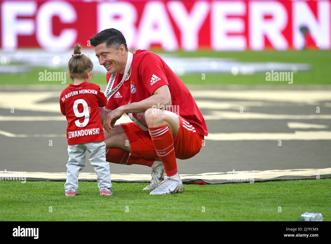 Robert LEWANDOWSKI (FC Bayern Munich) with daughter Laura after the award ceremony. Football 1st Bundesliga season 2021/2022, 33.matchday, matchday33. FC Bayern Munich-VFB Stuttgart 2-2 on May 8th, 2022, ALLIANZARENA Munich. Stock Photo
