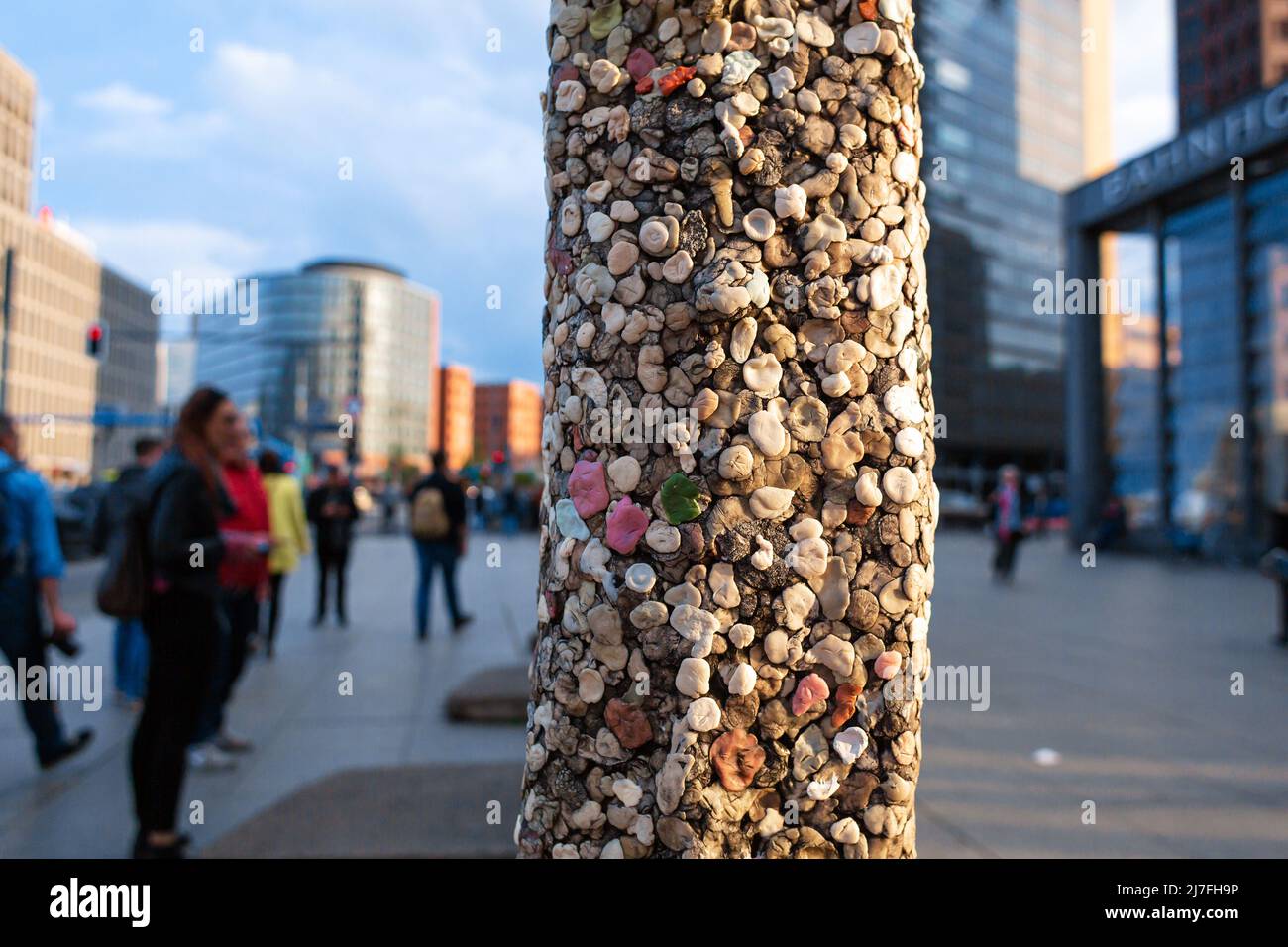 monument-parts-of-the-berlin-wall-pasted-over-with-chewing-gum-stock