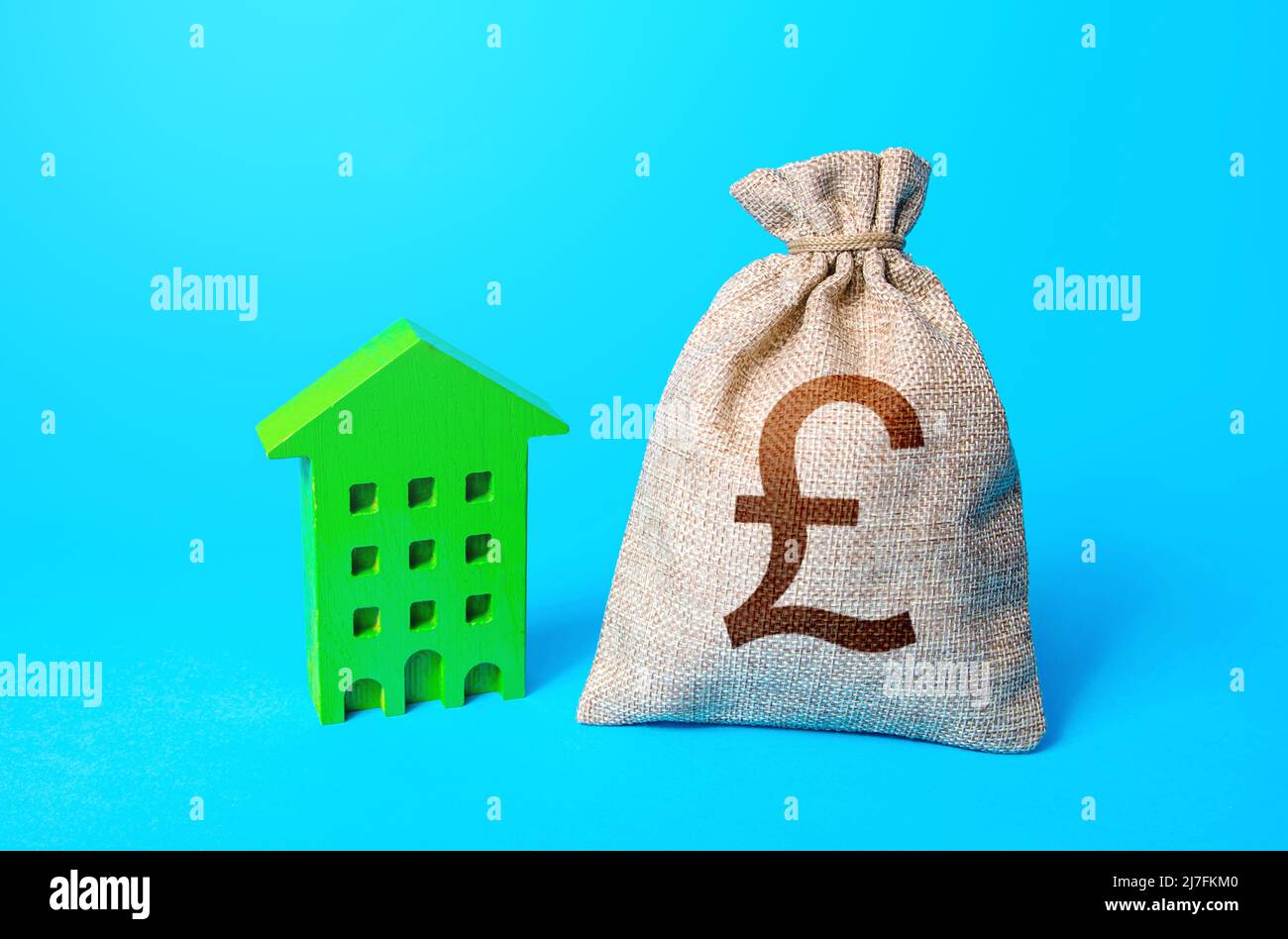 British pound sterling money bag and green Investments in sustainable housing. Investment in green technologies. Reduced emissions and improved energy Stock Photo
