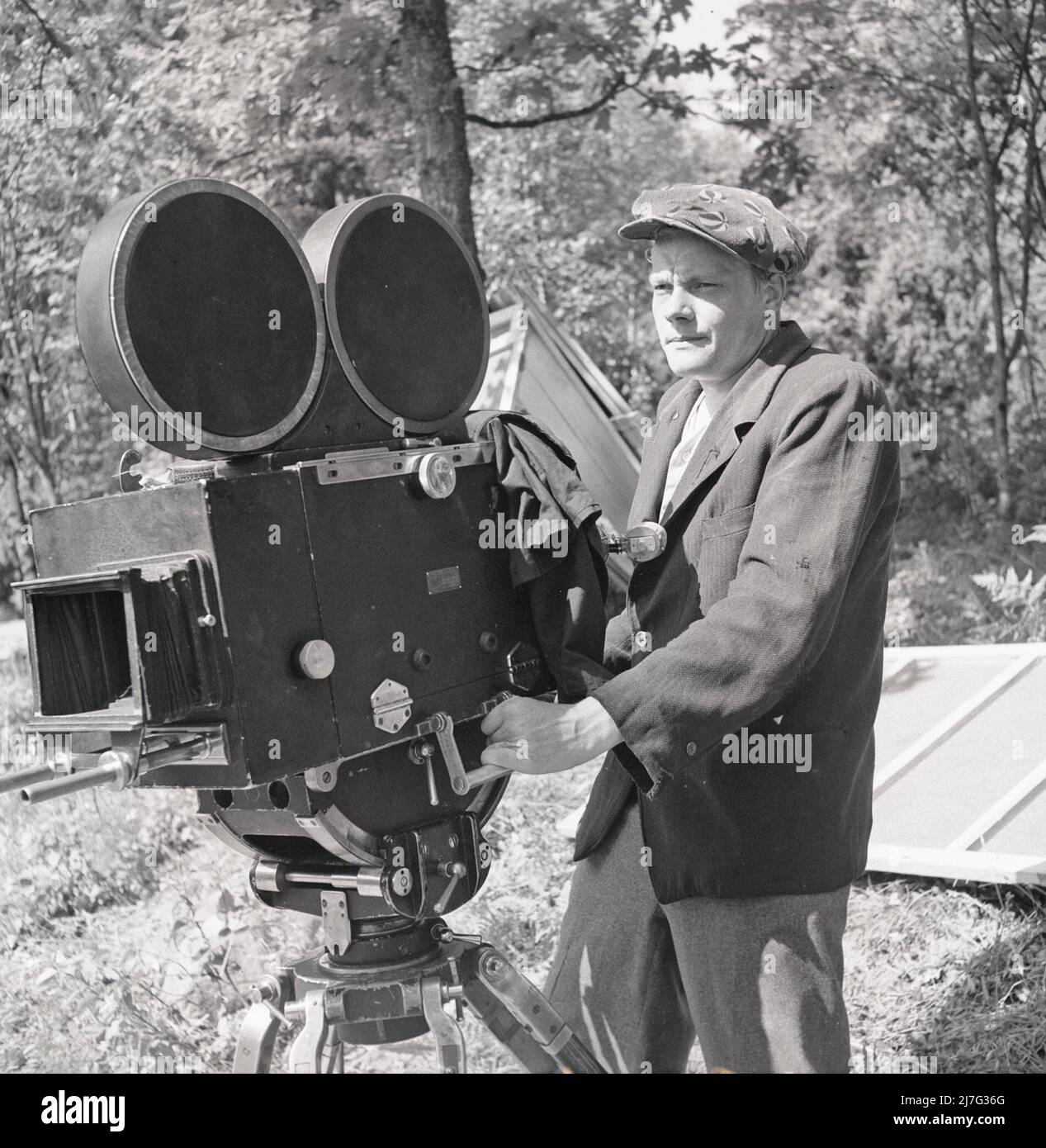 Filming in the 1940s. Filmdirector and actor Hampe Faustman, 1919-1961 on a filmset 1946 beside the filmcamera. Sweden 1953 ref U125-4 Stock Photo
