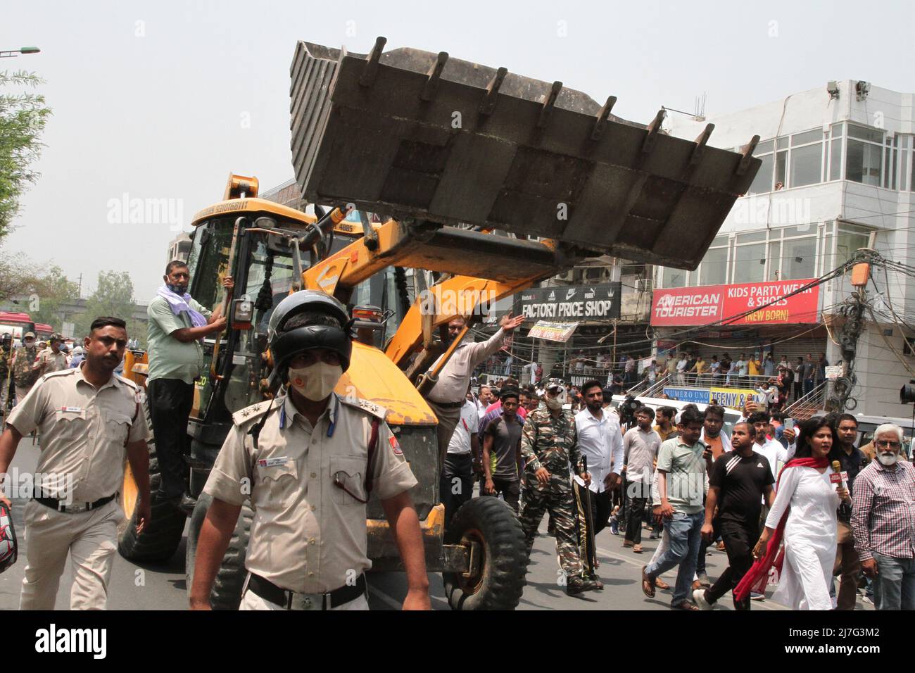 New Delhi, New Delhi, India. 9th May, 2022. Municipal Corporation of Delhi (MCD) leads the anti-encroachment drive at Shaheen Bagh. (Credit Image: © Karma Sonam Bhutia/ZUMA Press Wire) Stock Photo