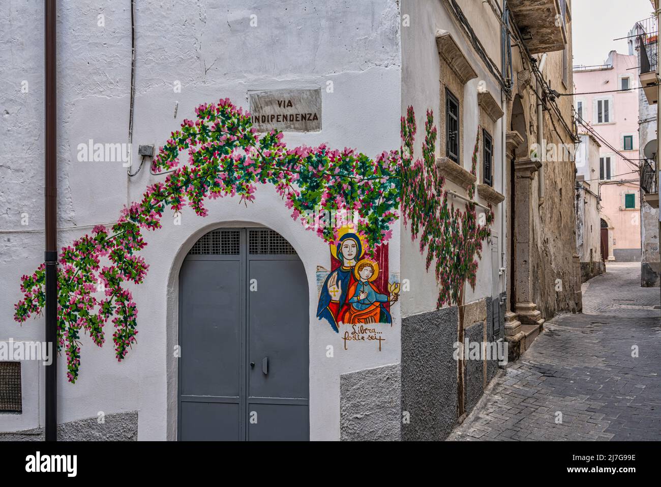 Modern fresco depicting the Madonna della Libera on the facade of a white house in Rodi Garganico. Rodi Garganico, Foggia province, Puglia, Italy Stock Photo