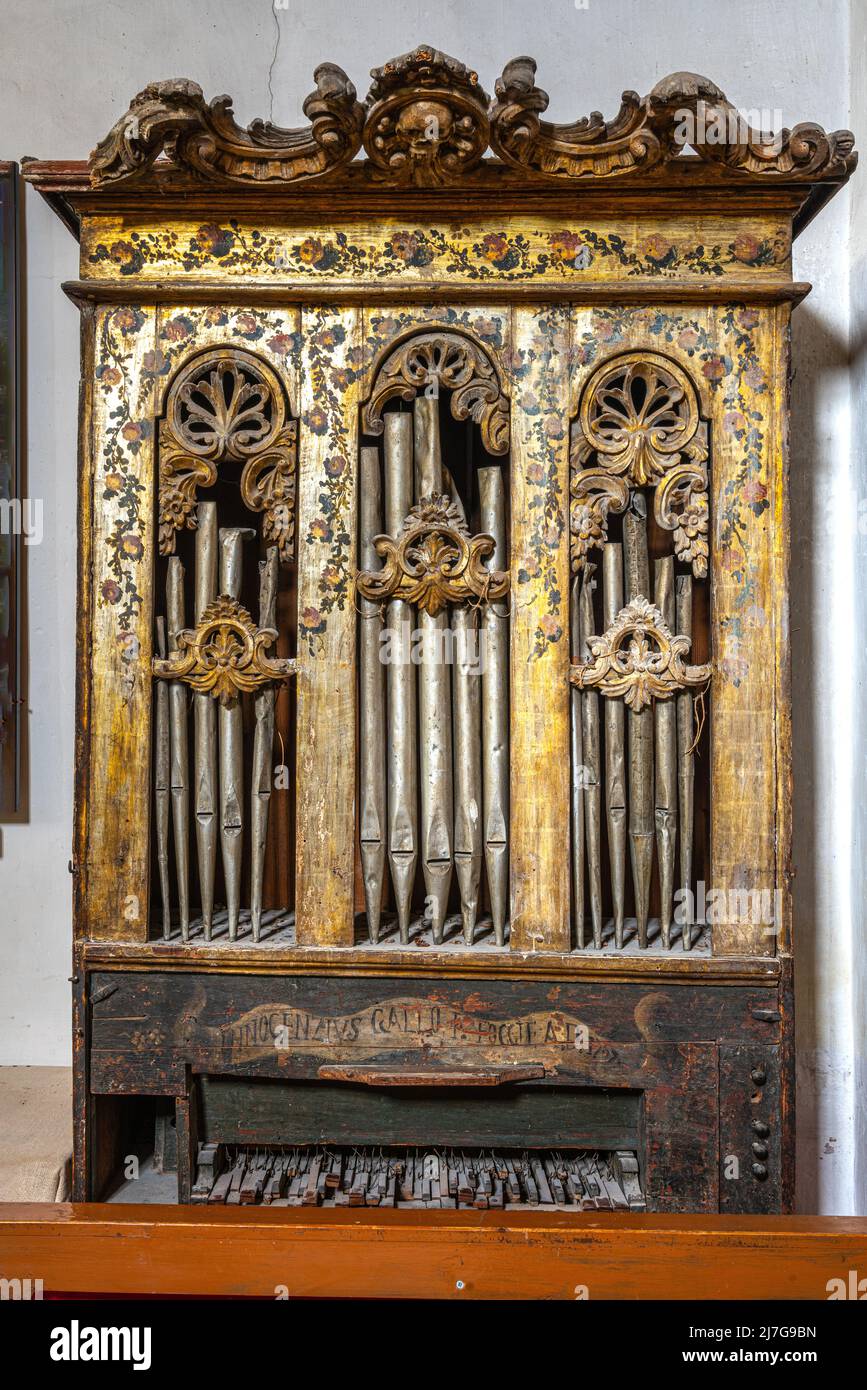 Ancient pipe organ from the 1700s, now in ruins in the church of Purgatory, Santa Maria del Suffragio, in Peschici. Peschici, Foggia province, Puglia Stock Photo