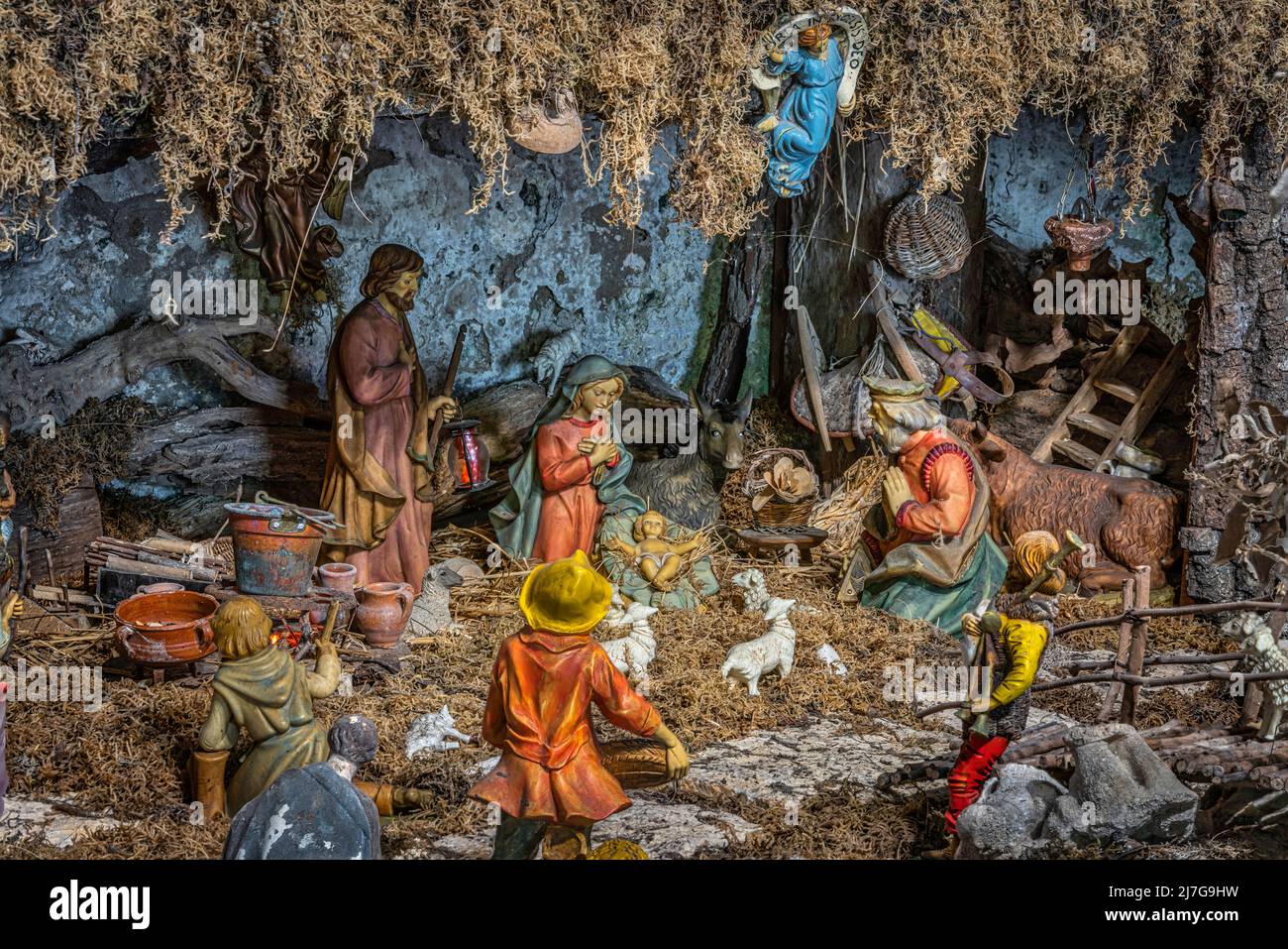 Detail of the hut, with the nativity and the shepherds, in the characteristic permanent nativity scene in Peschici. Peschici, Foggia province, Puglia, Stock Photo