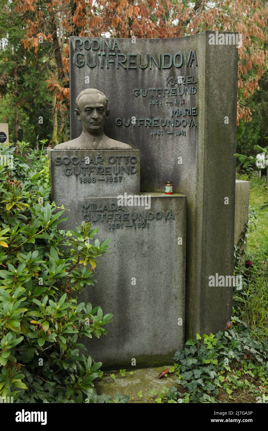 Grave of Czech modernist sculptor Otto Gutfreund (1889-1927) at the Vinohrady Cemetery (Vinohradský hřbitov) in Prague, Czech Republic. Stock Photo
