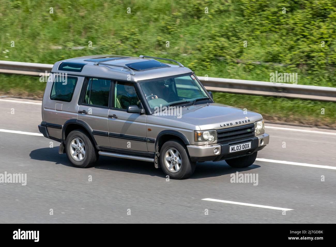 2003 gold Land Rover Discovery Td5 Gs 138 diesel hardtop Stock Photo - Alamy