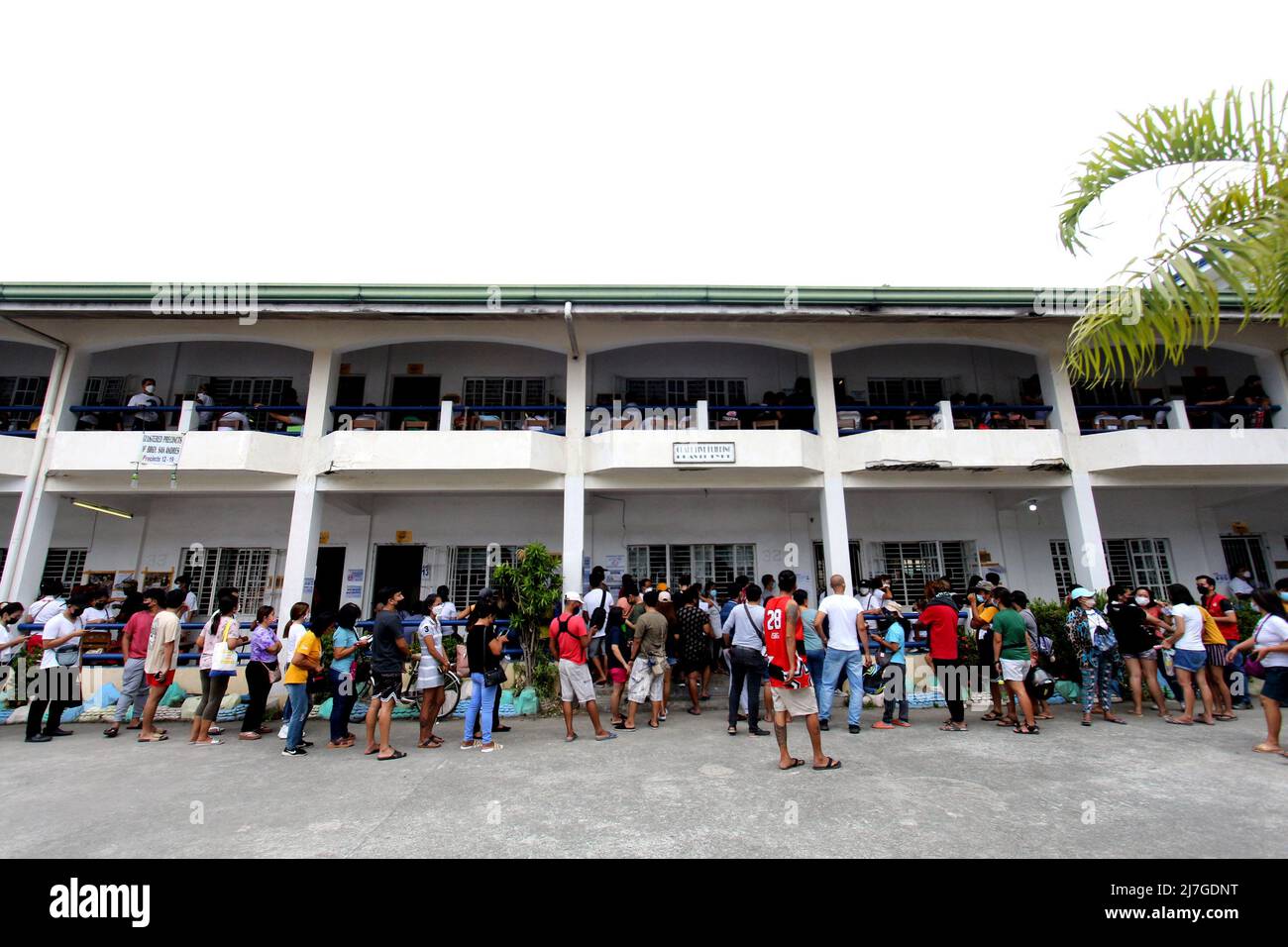 Philippines. 9th May, 2022. Voters Queuing Outside The School Building ...