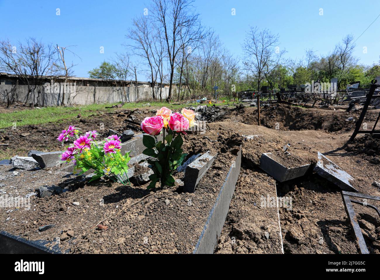 Odessa, Ukraine. 06th May, 2022. Flowers against the background of destroyed graves during the Russia-Ukraine war. Russian shelling of Odessa, rockets hit Novo-Gorodskoe cemetery (or Tairovsky Cemetery). Destroyed more than 1000 square meters of the cemetery. (Photo by Viacheslav Onyshchenko/SOPA Images/Sipa USA) Credit: Sipa USA/Alamy Live News Stock Photo