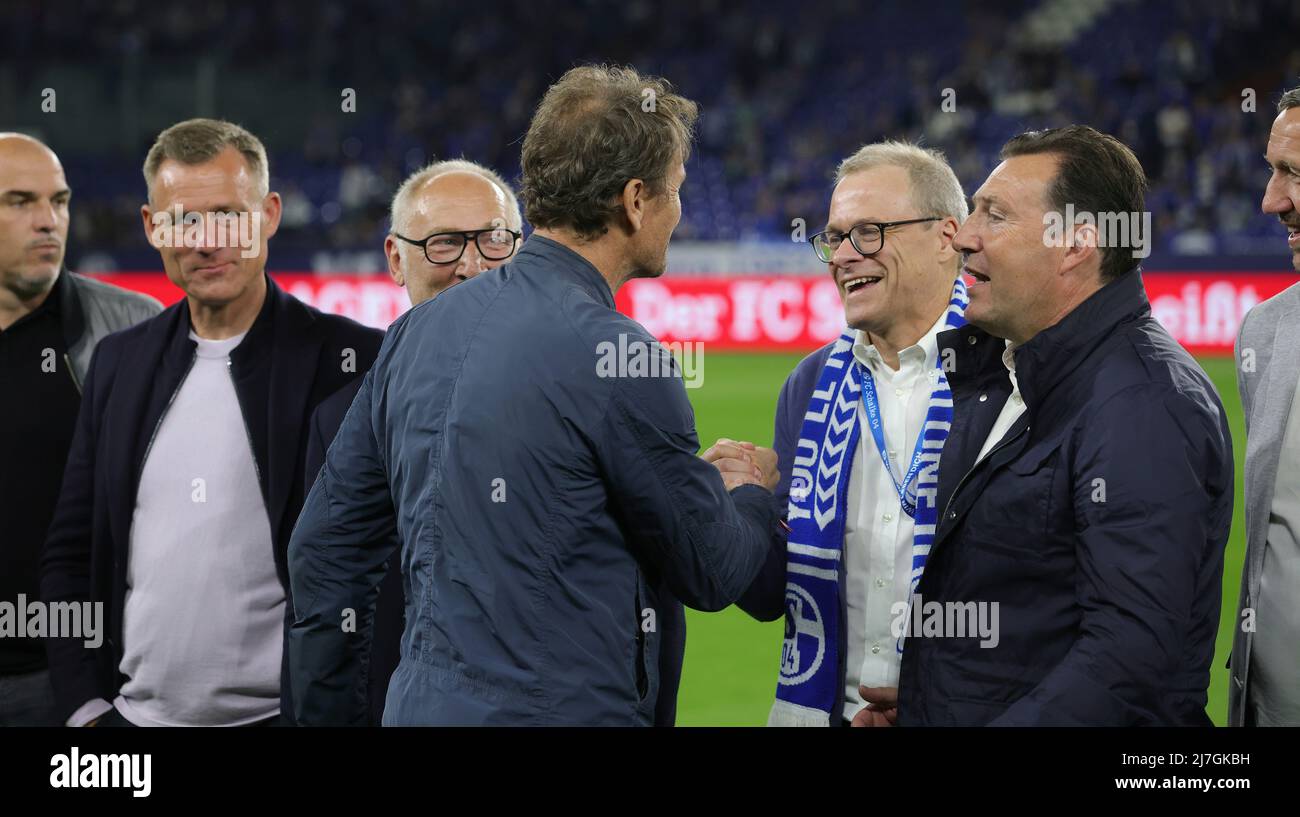 04 May 2022, Hamburg: Peter Tschentscher (l, SPD), First