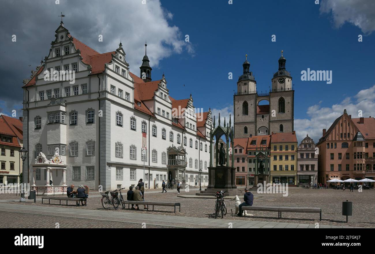 Lutherstadt Wittenberg Marktplatz 6316 links Rathaus 16 Jh Mitte Türme der Stadtkirche 13-16 Jh auf der Platzfläche Denkmäler für Melanchton und Luthe Stock Photo