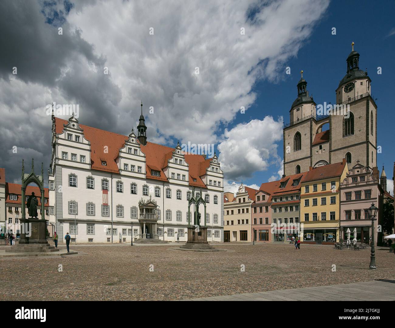 Lutherstadt Wittenberg Marktplatz 6369 links Rathaus 16 Jh rechts Türme der Stadtkirche 13-16 Jh auf der Platzfläche Denkmäler für Melanchton und Luth Stock Photo