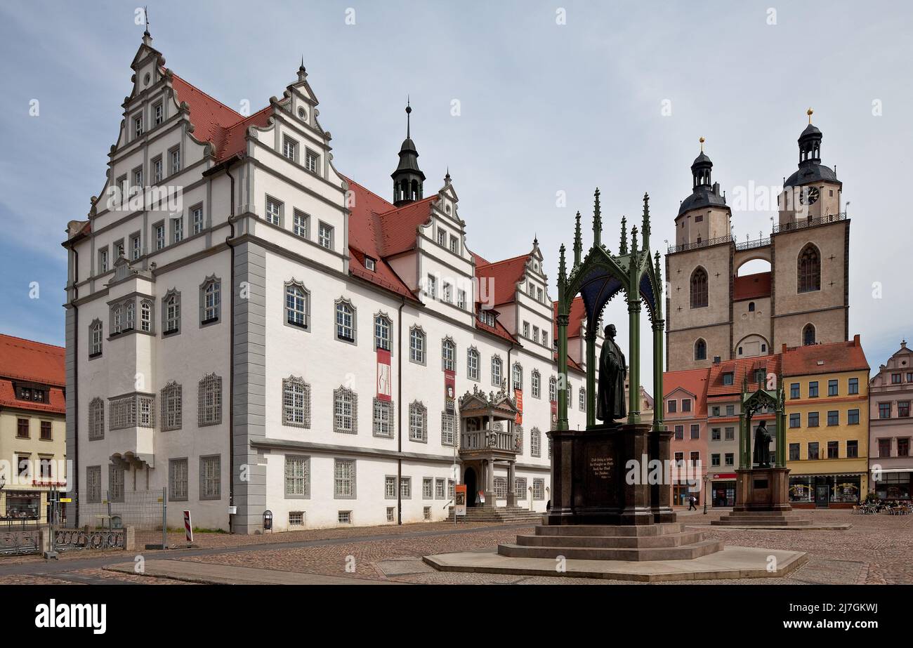 Wittenberg Marktplatz 79583 Rathaus 16 Jh v Sebastian Krüger Stadtkirche 14-16 Jh vorn  Melanchtondenkmal v Johann Heinrich Strack Lutherdenkmal v Got Stock Photo