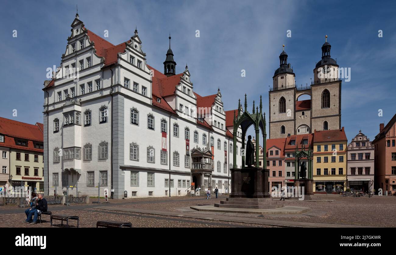 Wittenberg Marktplatz 79623 Rathaus 16 Jh v Sebastian Krüger Stadtkirche 14-16 Jh vorn  Melanchtondenkmal v Johann Heinrich Strack Lutherdenkmal v Got Stock Photo