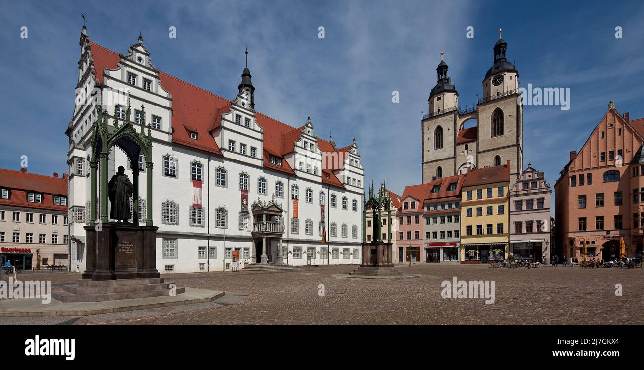 Wittenberg Marktplatz 79632   Rathaus 16 Jh v Sebastian Krüger Stadtkirche 14-16 Jh links   Melanchtondenkmal v Johann Heinrich Strack Lutherdenkmal v Stock Photo