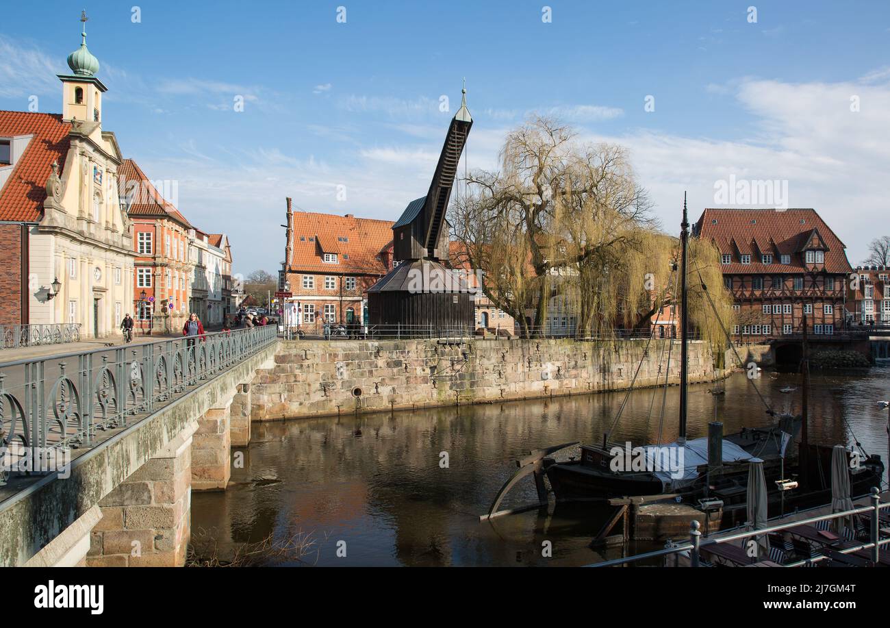 Lüneburg Alter Kran 93432 erbaut 1797 mit innerem Tretrad am Ufer der Ilmenau bis 1860 in Betrieb links Fassade des Alten Kaufhauses Stock Photo