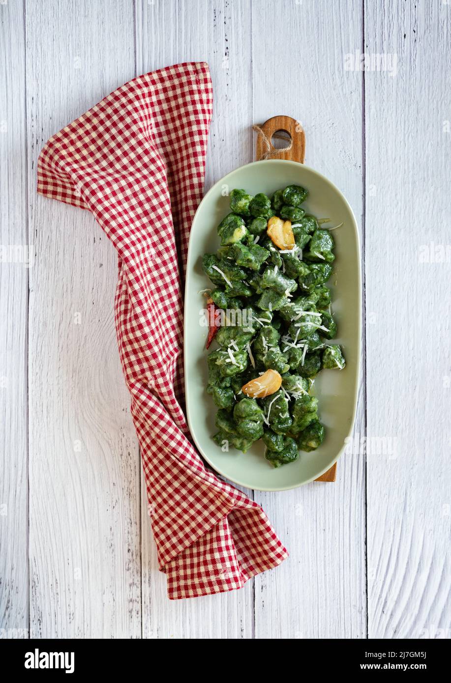 green gnocchi made with spinach, potatoes and flour seasoned with olive