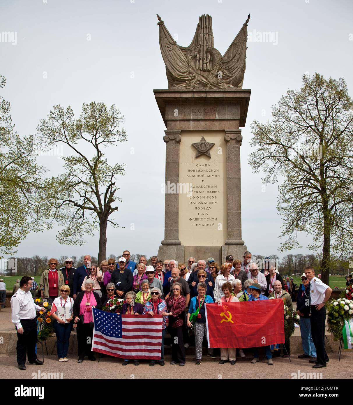 Torgau Denkmal der Begegnung sowjetischer und amerikanischer Truppen April 1945 an der Elbe 75384 davor amerikanische Touristengruppe April 2015 Stock Photo
