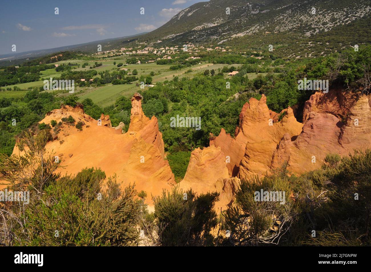The colorado ochres of Rustrel in the Luberon Stock Photo - Alamy