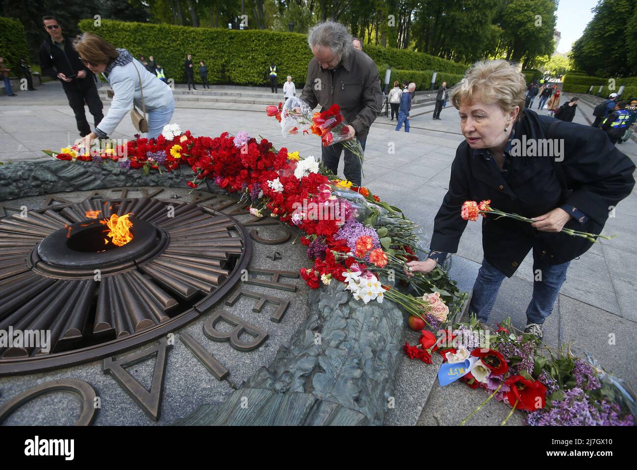 Kiev, Ukraine. 09th May, 2022. People lay flowers at the Tomb of the ...