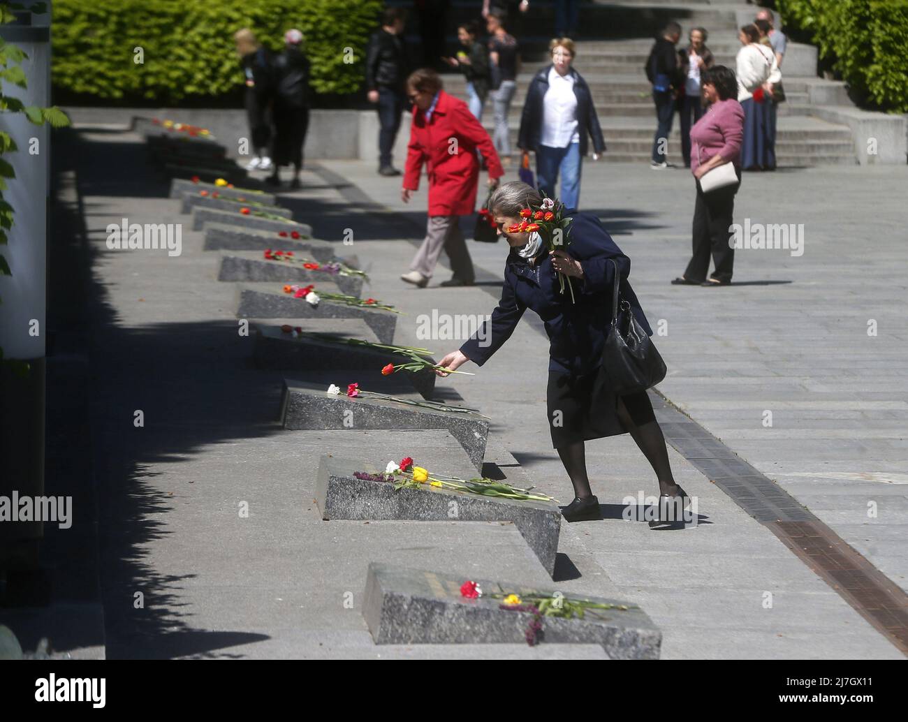 Kiev, Ukraine. 09th May, 2022. A woman lays flowers at the Tomb of the ...