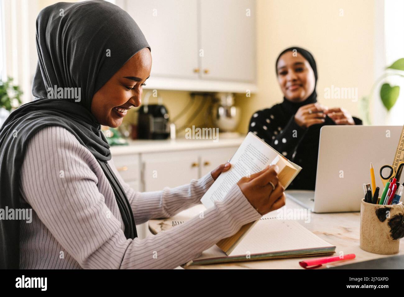 Smiling afro woman reading hi-res stock photography and images - Alamy