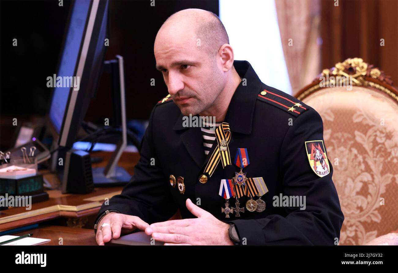 Moscow, Russia. 09th May, 2022. Artem Zhoga, the father of Vladimir Zhoga, commander of the Sparta battalion who was killed in Donbass, during a face-to-face meeting with Russian President Vladimir Putin, at the Kremlin, May 9, 2022 in Moscow, Russia. Putin presented Artem Zhoga the Star of the Hero of Russia awarded to his son posthumously. Credit: Mikhail Metzel/Kremlin Pool/Alamy Live News Stock Photo