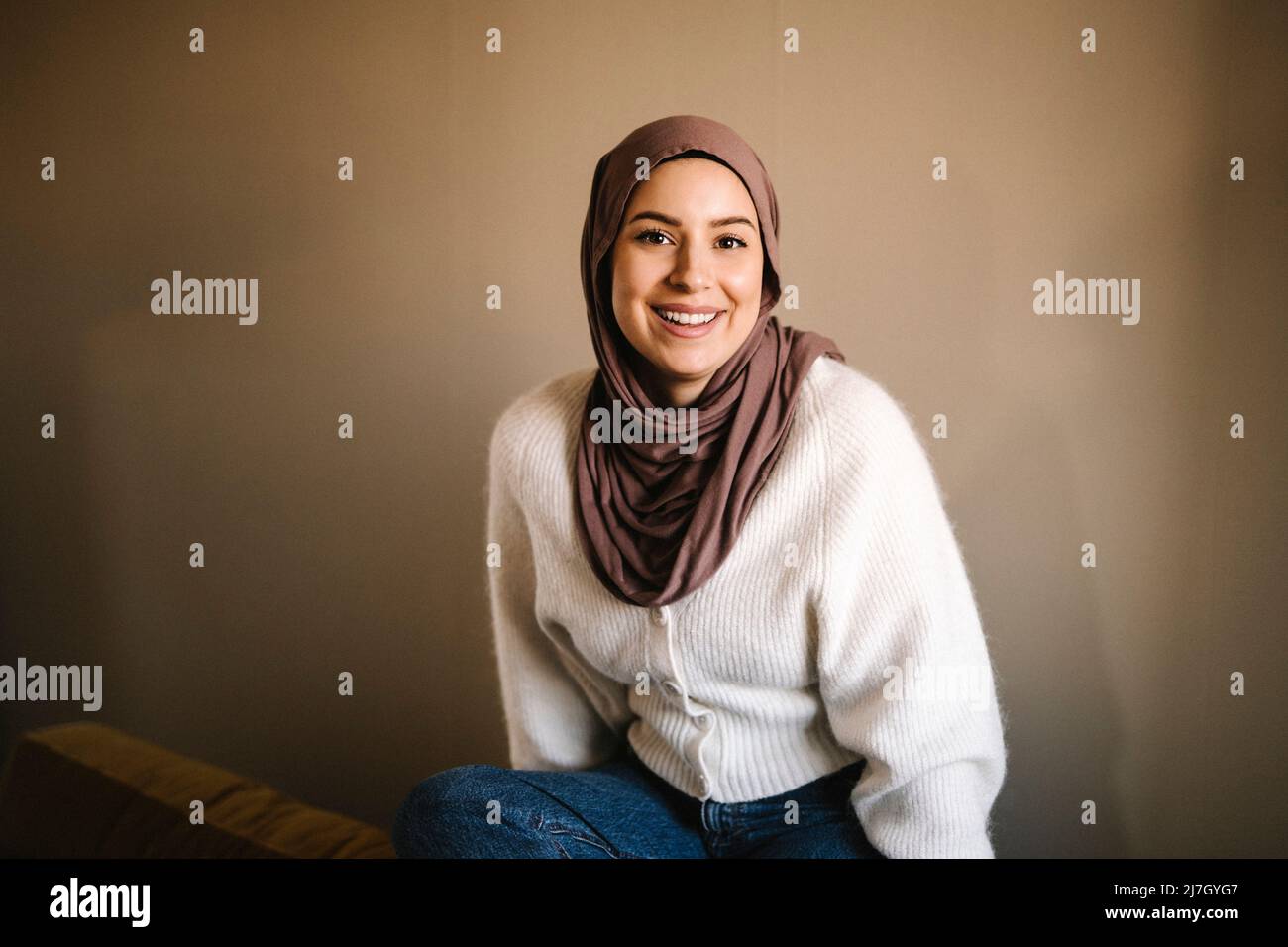 Woman wearing hijab white hi-res stock photography and images - Alamy