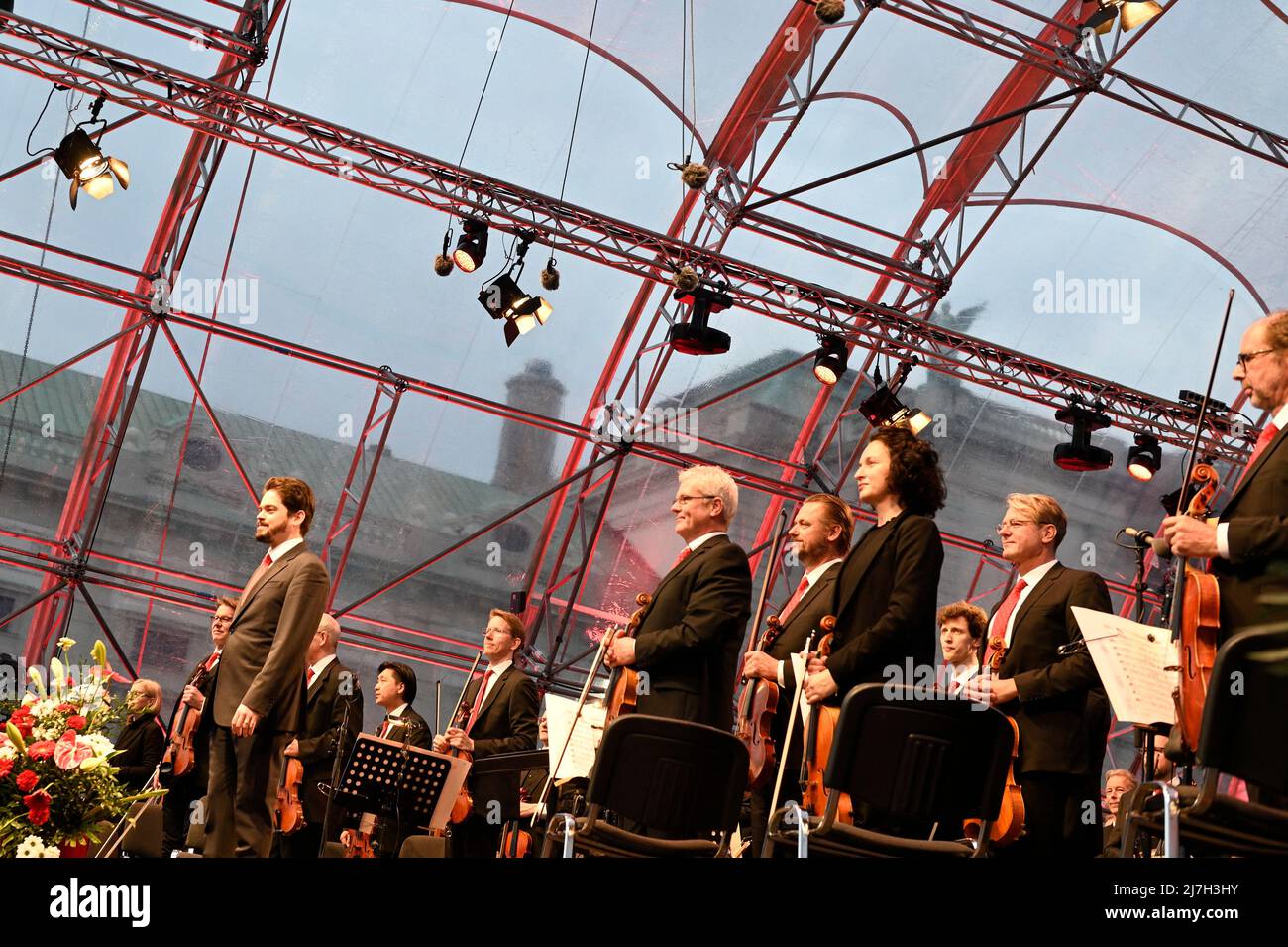 Vienna, Austria. 8th May 2022. Festival of Joy at Heroes Square in Vienna. On the occasion of the return of liberation from the National Socialist reign of terror, the Mauthausen Committee Austria (MKÖ) is organizing the Festival of Joy for the tenth time. Picture shows the Vienna Symphony Orchestra with conductor Lahav Shani Stock Photo