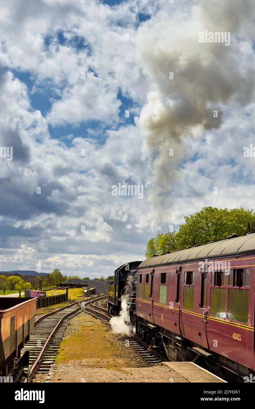 STRATHSPEY RAILWAY BROOMHILL STATION SCOTLAND STEAM TRAIN LEAVING THE PLATFORM A PLUME OF SMOKE FROM THE FUNNEL OR SMOKESTACK Stock Photo
