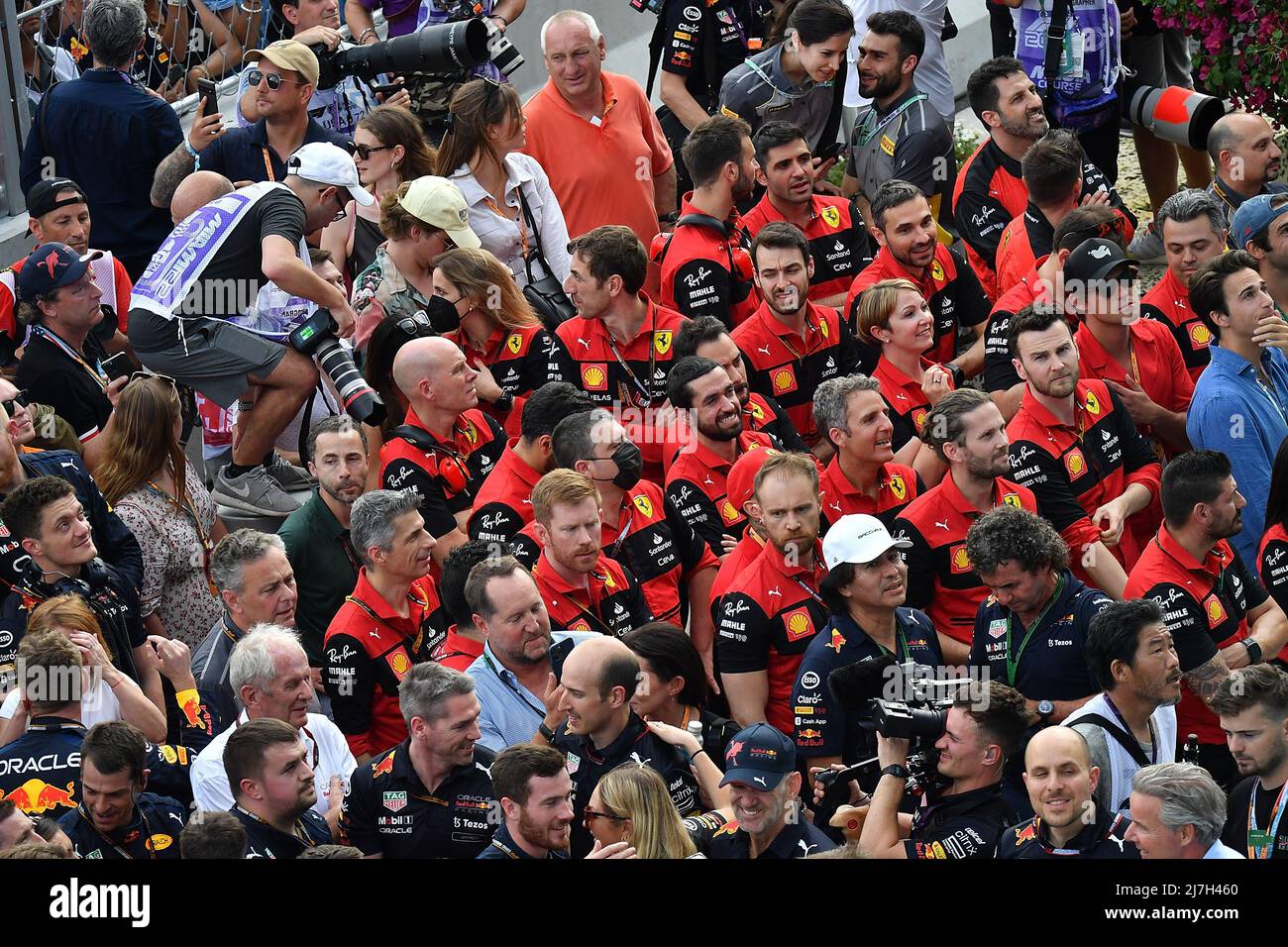 Miami, USA. 08th May, 2022. 08.05.2022, Miami International Autodrome, Miami, FORMULA 1 CRYPTO.COM MIAMI GRAND PRIX, im Bild Podium: Ferrari und Red Bull Mechaniker warten auf die Siegerehrung. Credit: Independent Photo Agency/Alamy Live News Stock Photo