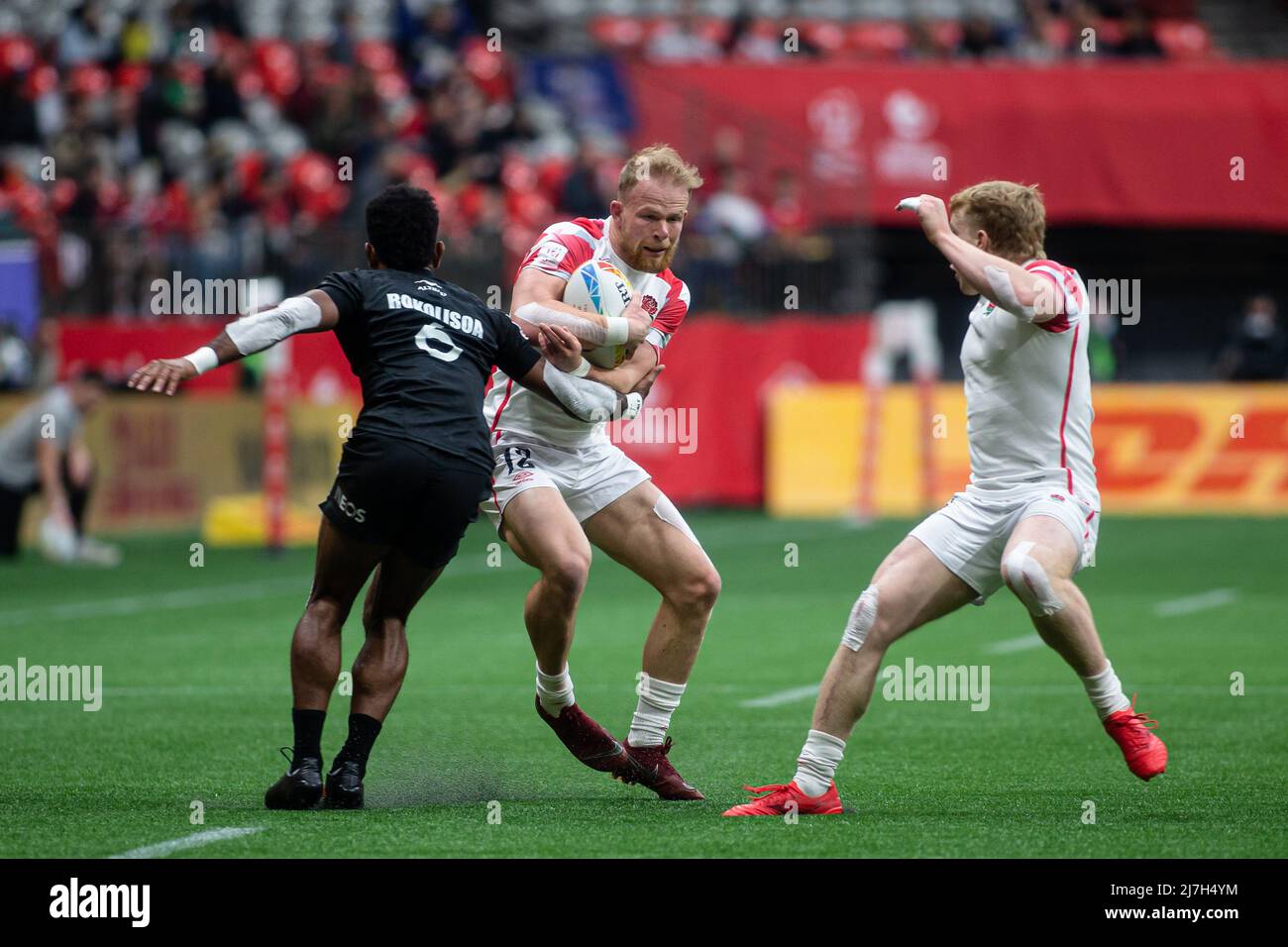 Vancouver, Canada, April 17, 2022: Will Homer (middle, holding ball) of Team England 7s in action against Akuila Rokolisoa (left) of Team New Zealand 7s during Day 2 of the HSBC Canada Sevens at BC Place in Vancouver, Canada. New Zealand won the match with the score 34-5. Stock Photo