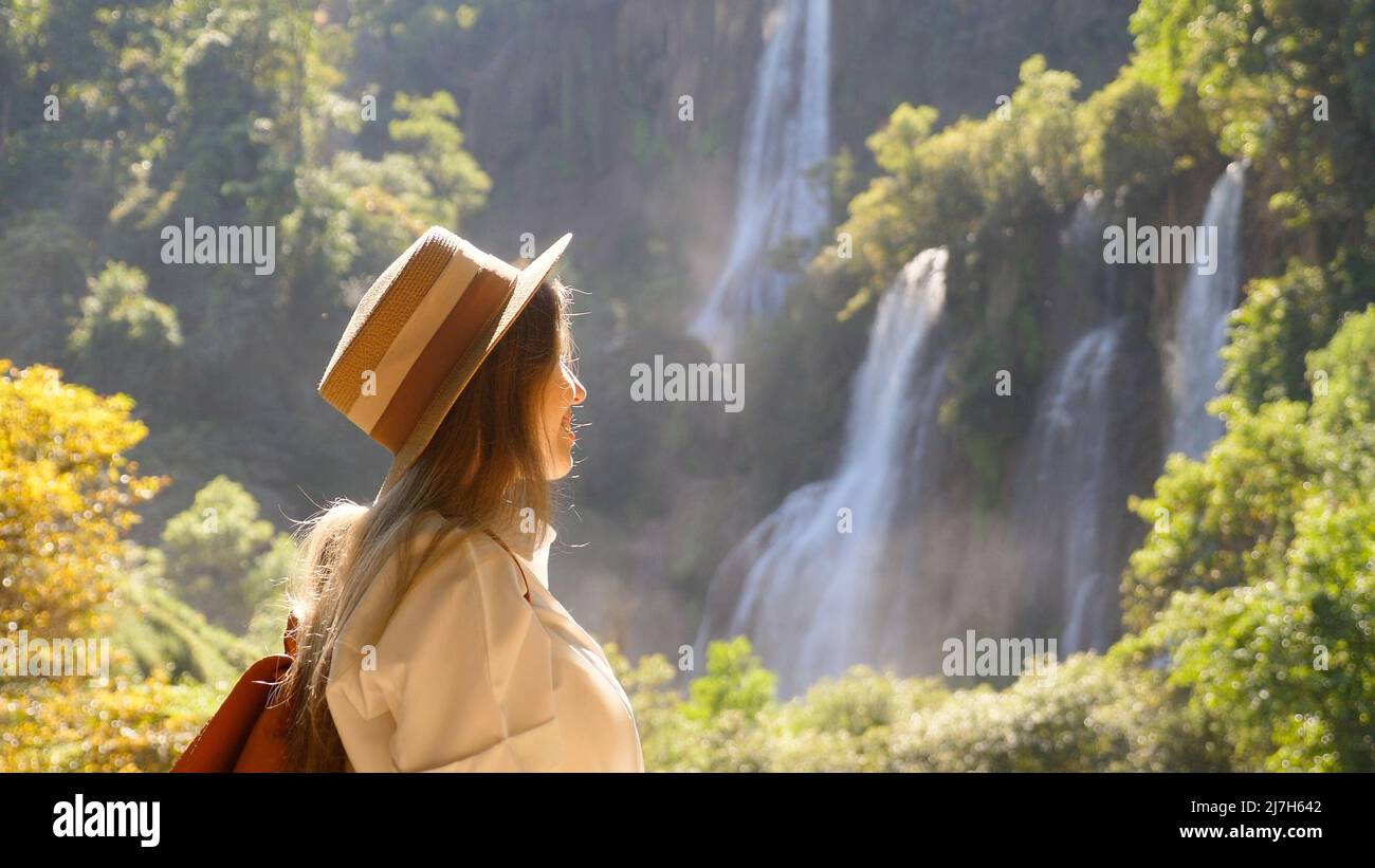 Beautiful tourist woman makes hi-res stock photography and images - Alamy