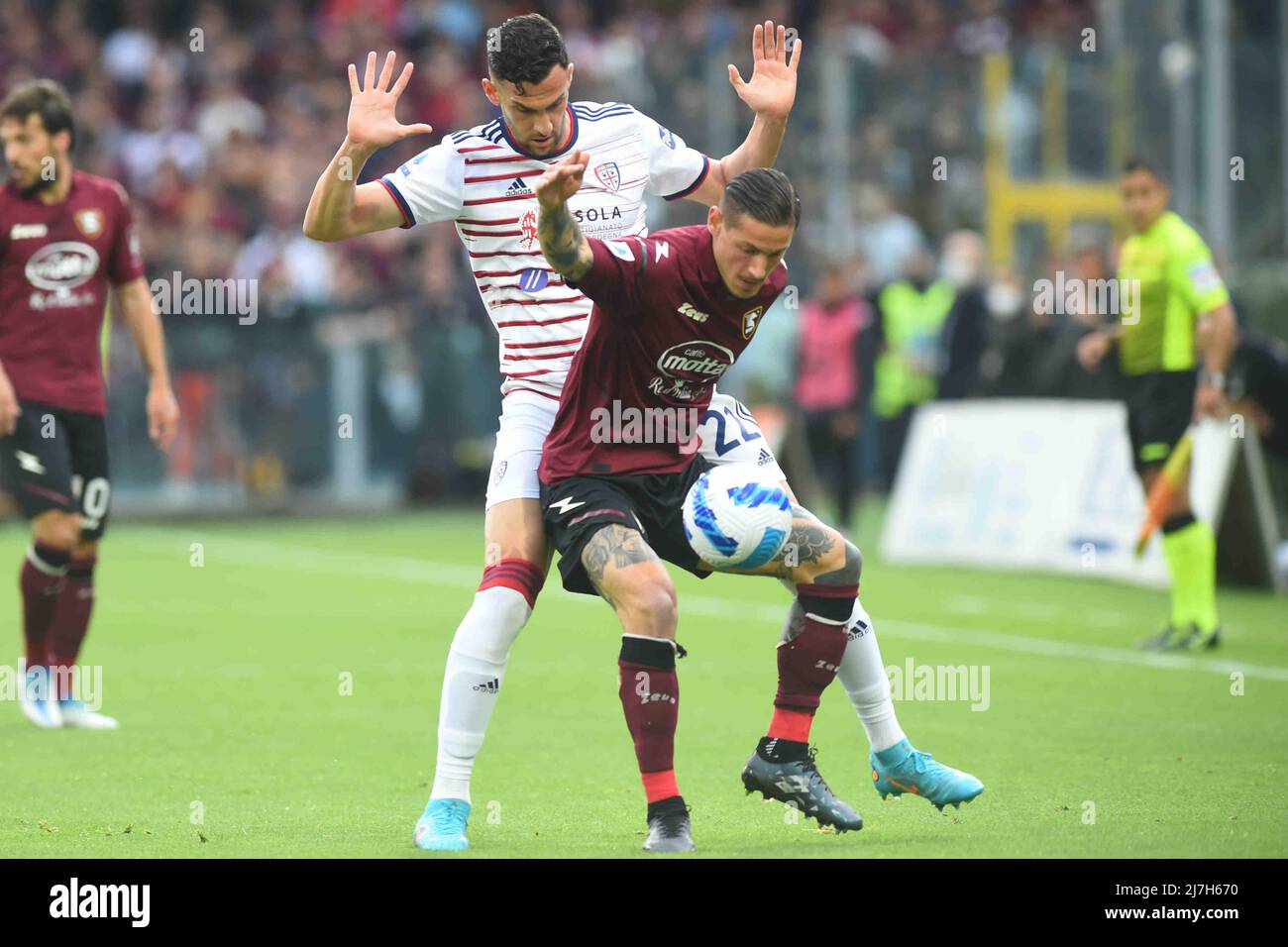 Salerno, Italy. 08th May, 2022. (5/8/2022) Pasquale Mazzocchi (US  Salernitana 1919) and Charalampos Lykogiannis They compete for the ball  during the Serie A 2021/22 match between US . Salernitana 1919 and Cagliari