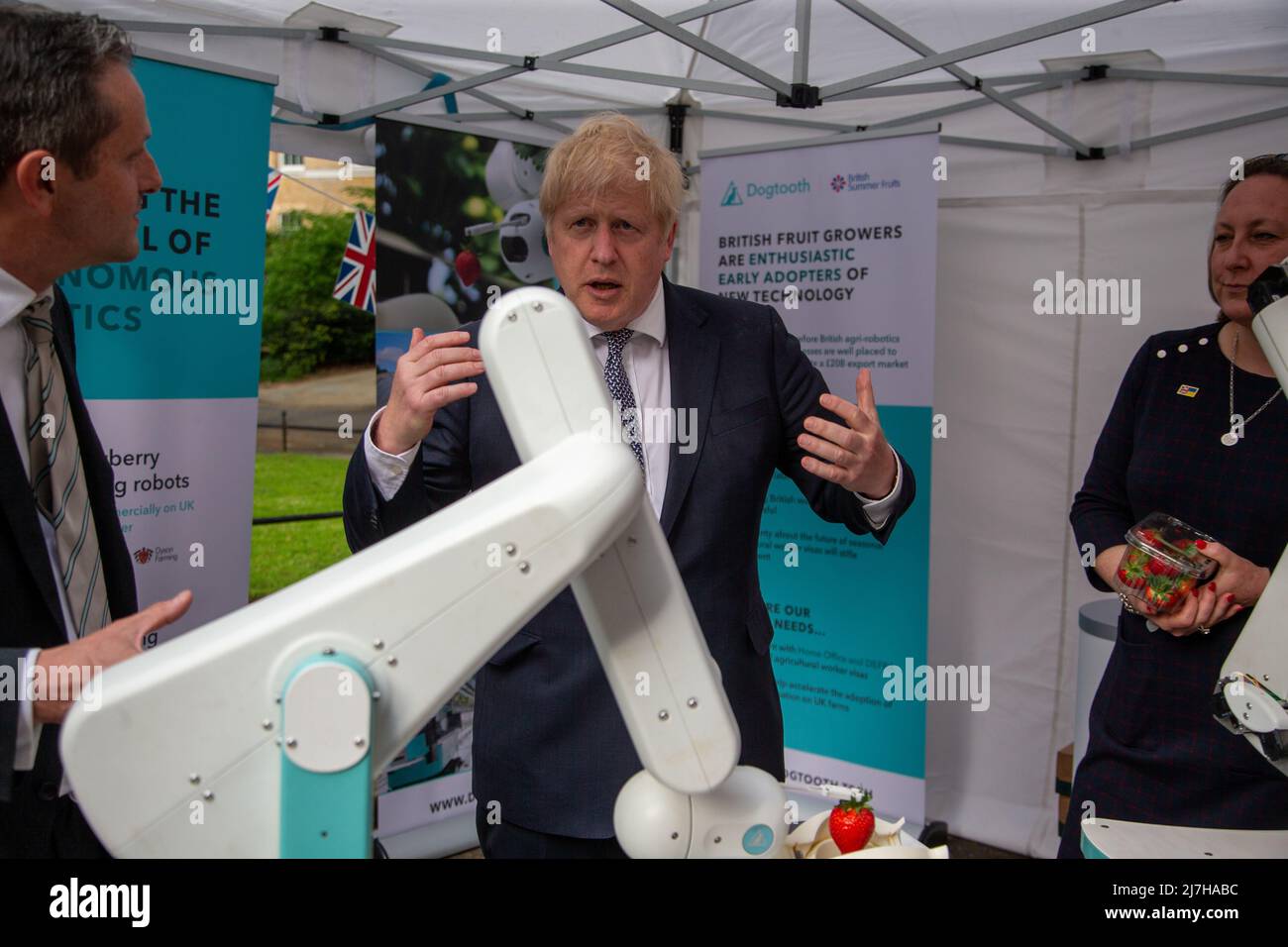 London, England, UK. 9th May, 2022. UK Prime Minister BORIS JOHNSON visits stalls in Downing Street during Number 10 bring Showcase event. (Credit Image: © Tayfun Salci/ZUMA Press Wire) Stock Photo