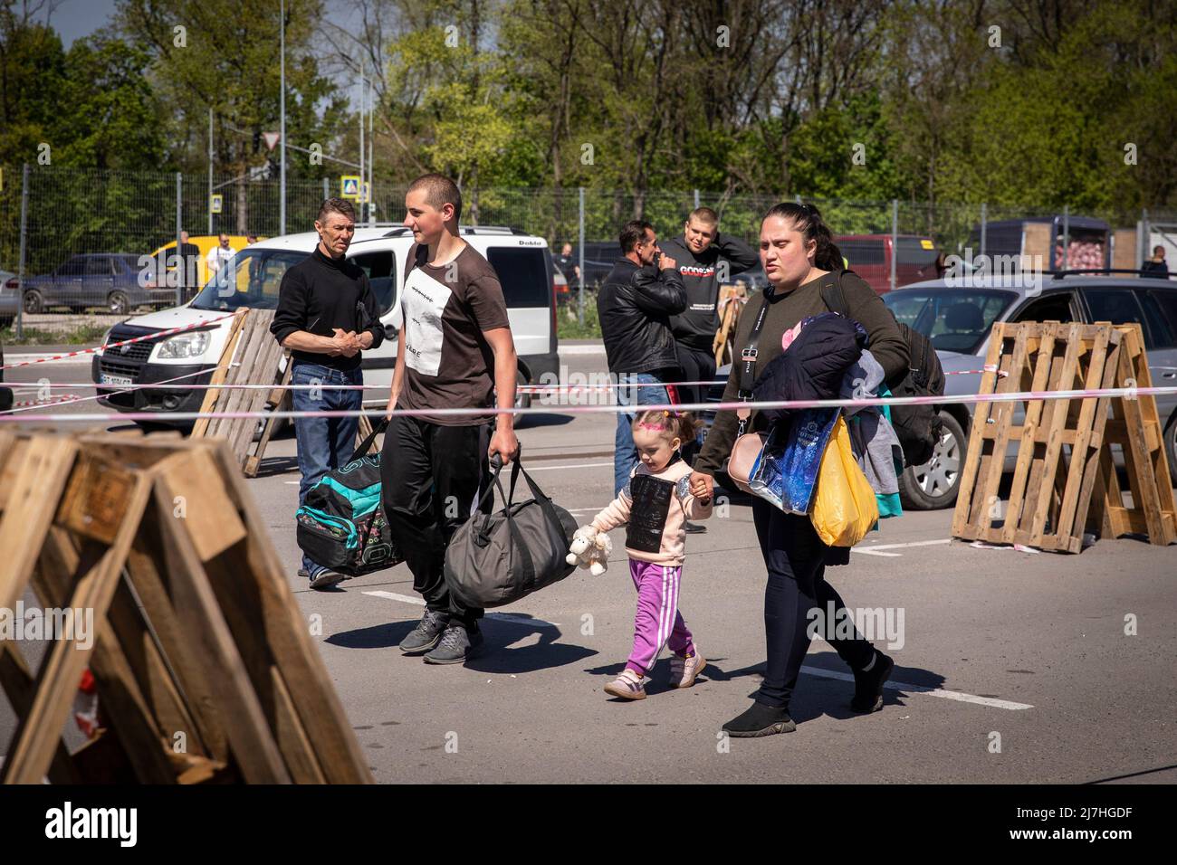 Zaporizhia, Ukraine. 08th May, 2022. A family arrives in a refugee centre in Zaporizhia. Amid the intensified war crisis in Southeast Ukraine, millions of Ukrainian families have now been evacuated from the war zones and Russia controlled territories to Ukraine controlled territories, Zaporizhia.According to the United Nations, more than 11 million people are believed to have fled their homes in Ukraine since the conflict began, with 7.7 million people displaced inside their homeland. Credit: SOPA Images Limited/Alamy Live News Stock Photo