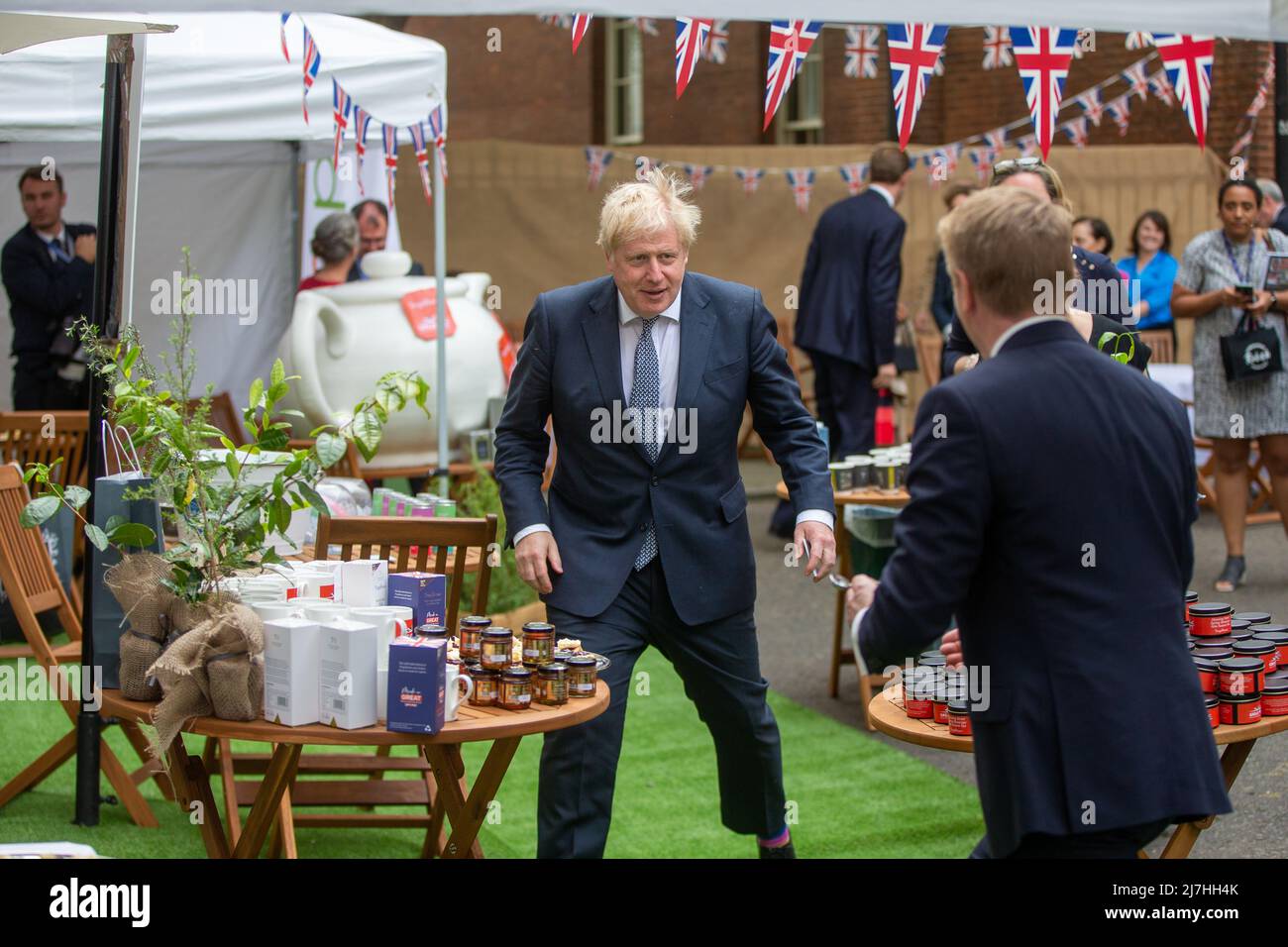 London, England, UK. 9th May, 2022. UK Prime Minister BORIS JOHNSON visits stalls in Downing Street during Number 10 bring Showcase event. (Credit Image: © Tayfun Salci/ZUMA Press Wire) Stock Photo