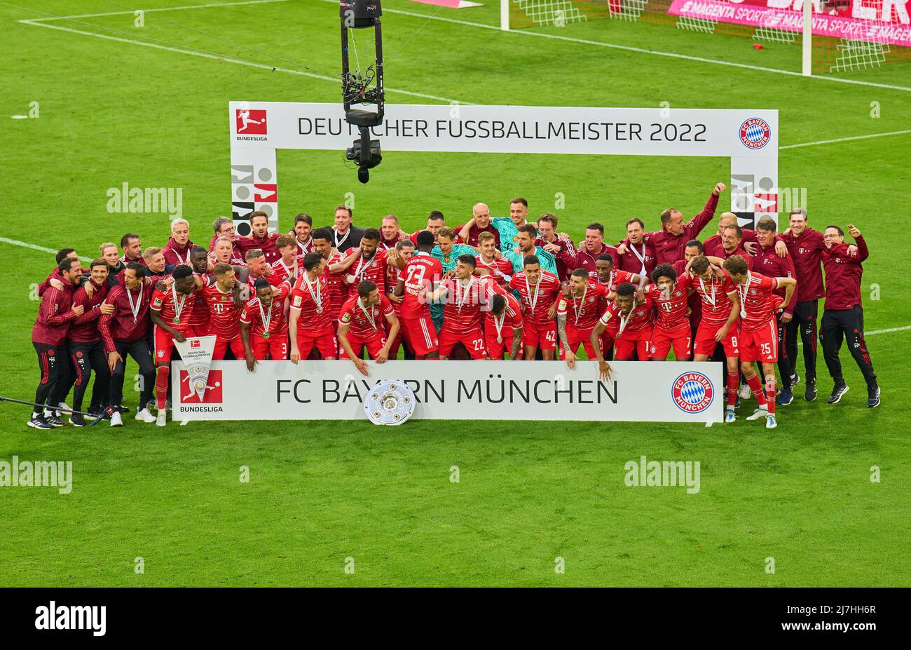 Munich, Germany, 08/05/2022, Winner ceremony with FCB team and trophy after  the match FC BAYERN MÜNCHEN - VFB STUTTGART 2-2 1.German Football League on  Mai 08, 2022 in Munich, Germany. Season 2021/2022,